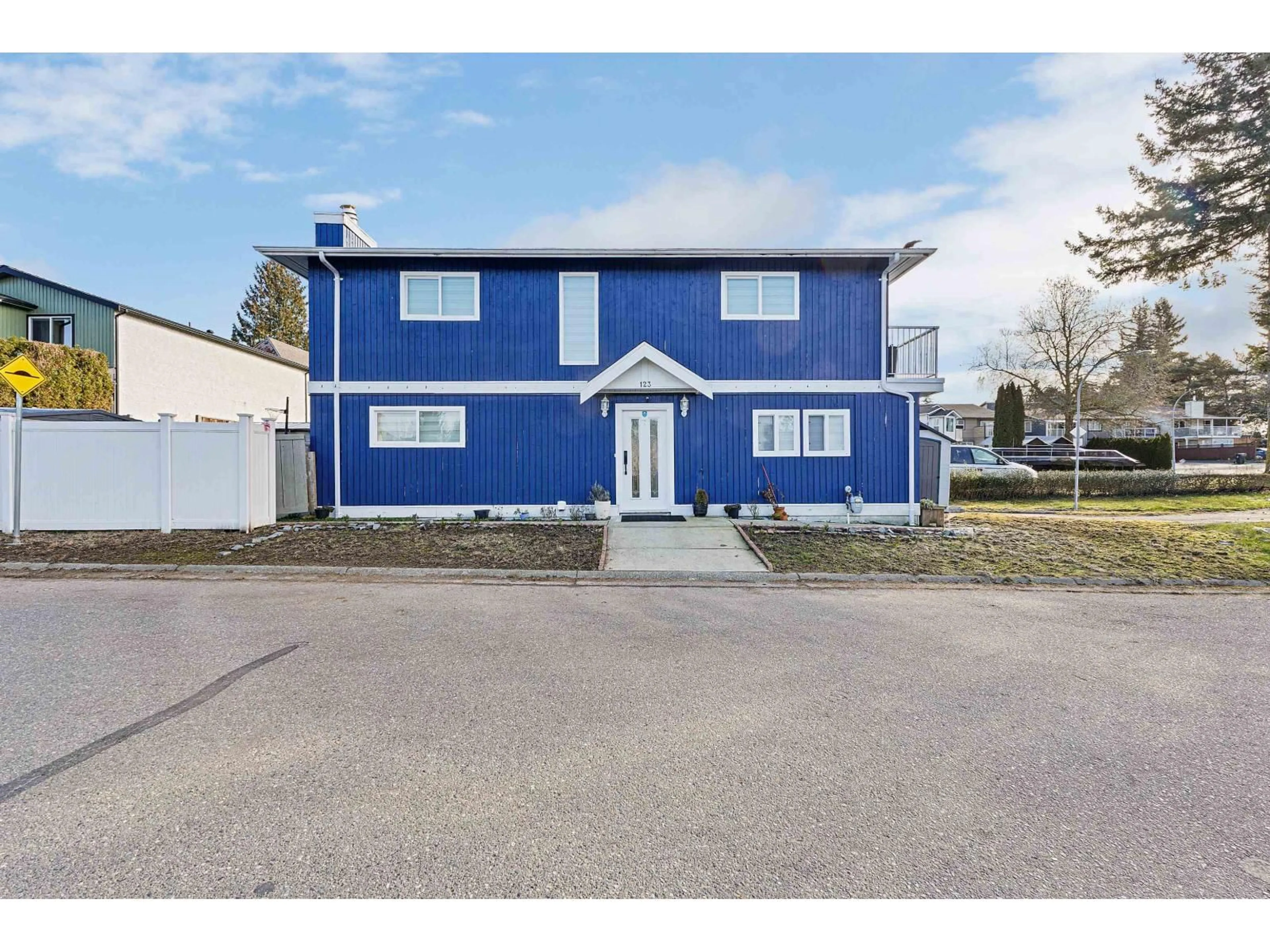Home with vinyl exterior material, street for 123 SPRINGFIELD DRIVE, Langley British Columbia V4W3K6