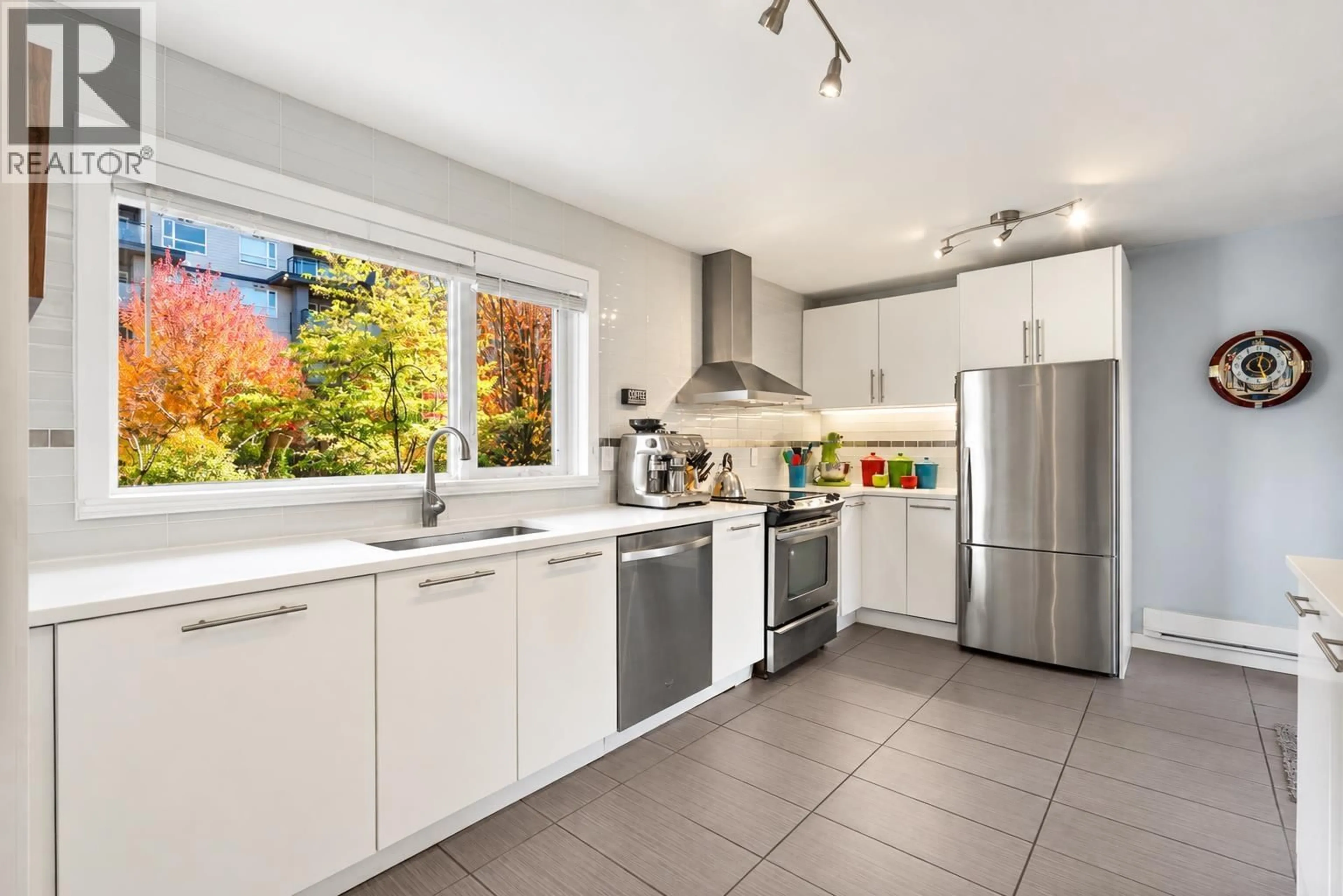 Open concept kitchen, ceramic/tile floor for 1741 CHESTERFIELD AVENUE, North Vancouver British Columbia V7M2N9