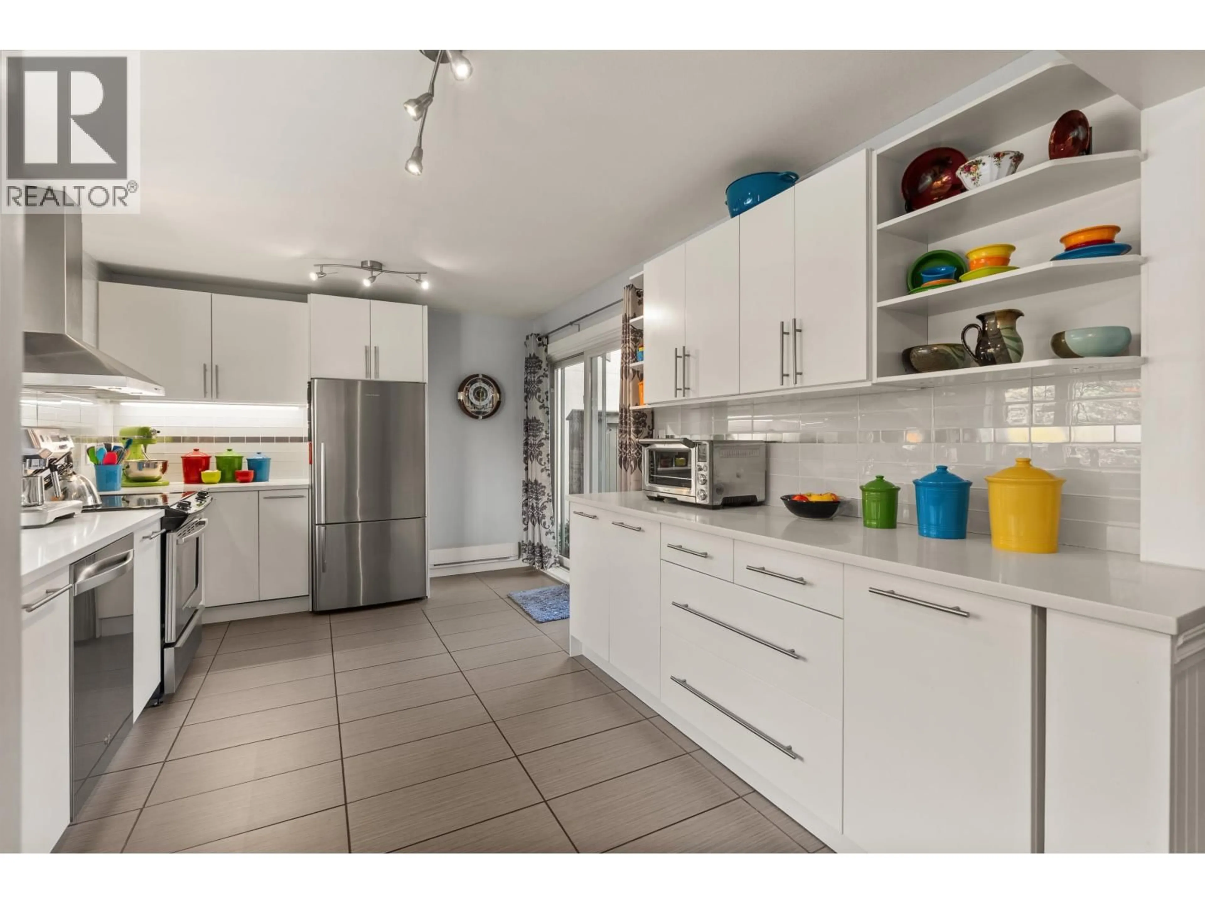 Open concept kitchen, ceramic/tile floor for 1741 CHESTERFIELD AVENUE, North Vancouver British Columbia V7M2N9