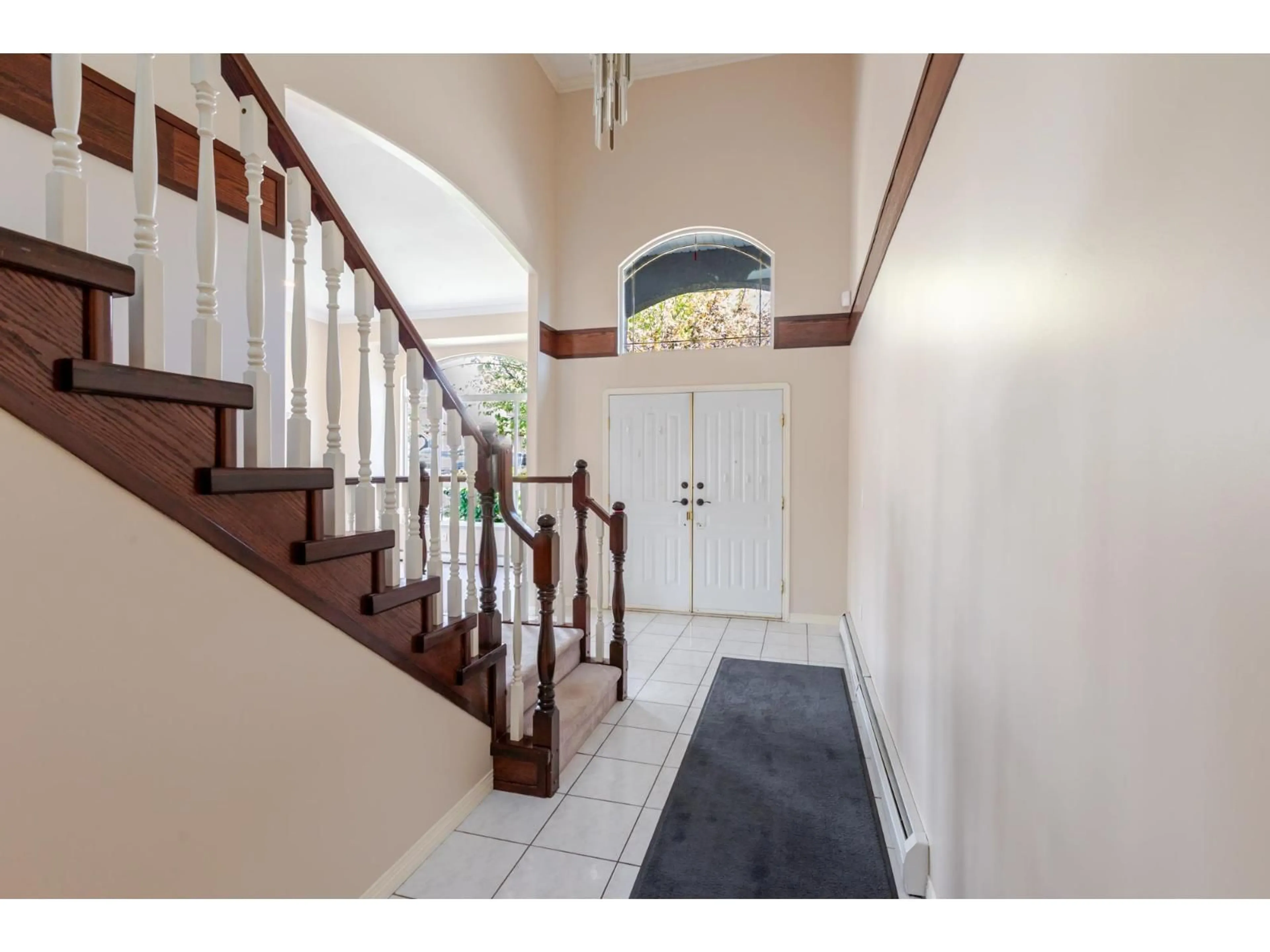 Indoor foyer for 7953 155A STREET, Surrey British Columbia V3S8R8