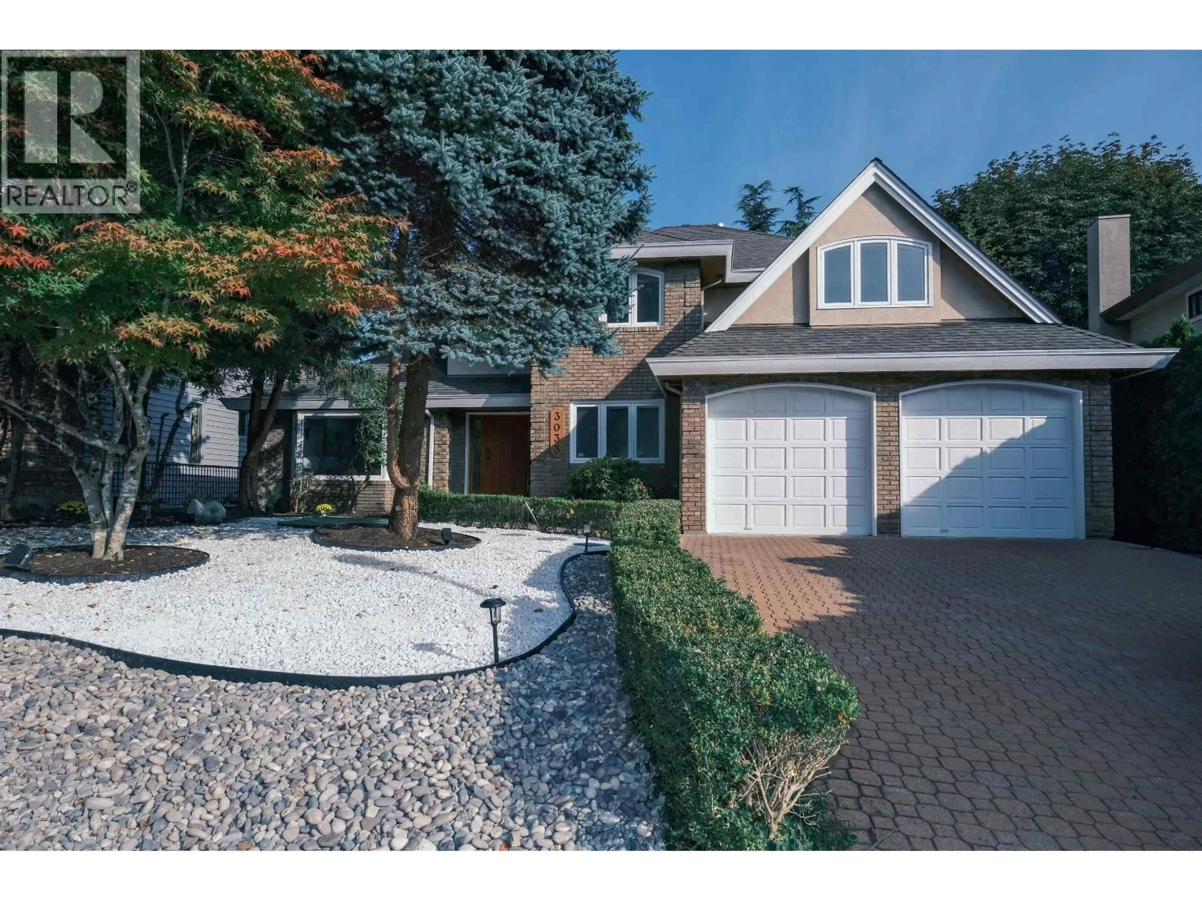 Home with vinyl exterior material, street for 3033 - Griffin PLACE PLACE, North Vancouver British Columbia V7R4W9