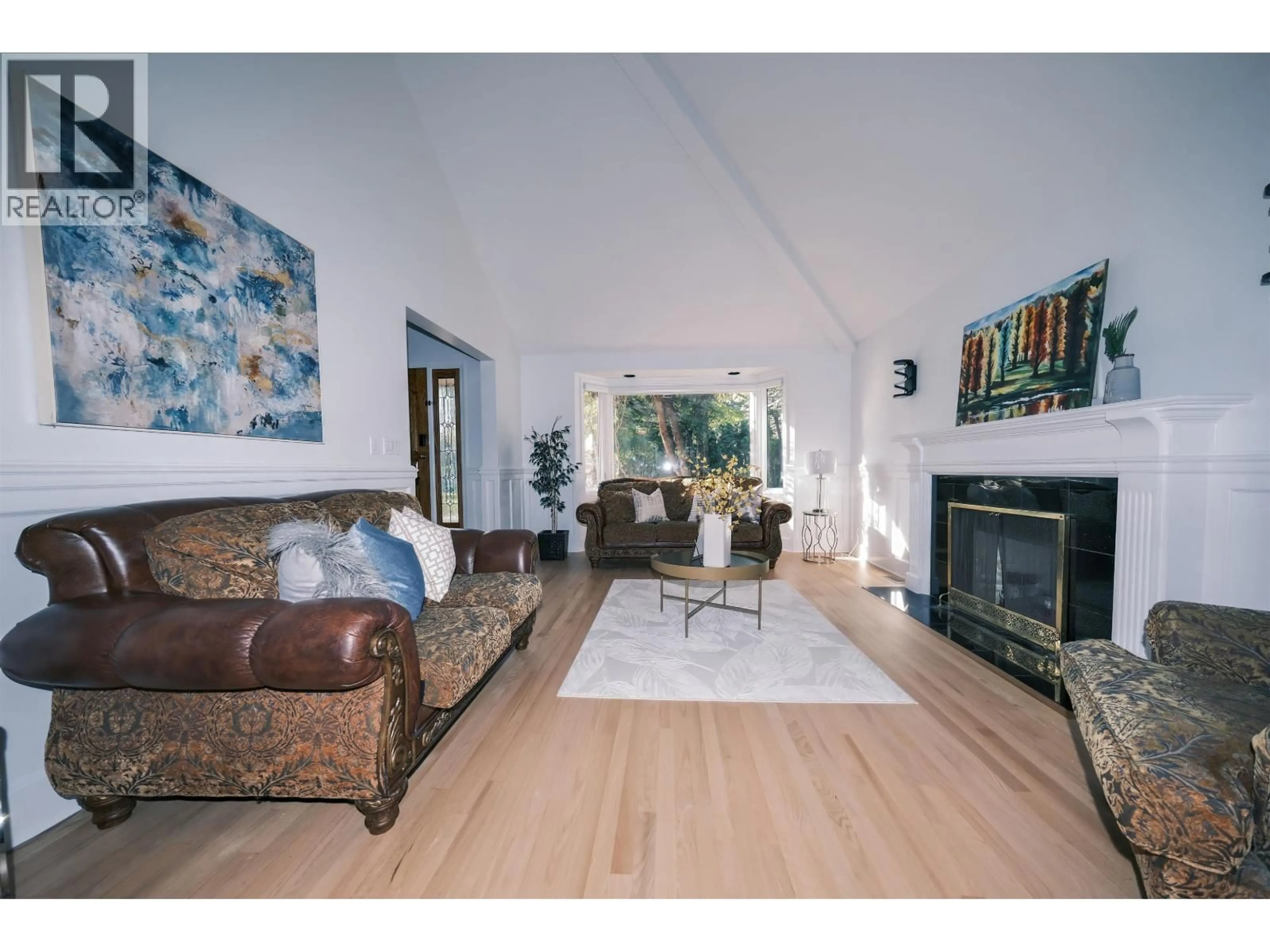 Living room with furniture, wood/laminate floor for 3033 - Griffin PLACE PLACE, North Vancouver British Columbia V7R4W9