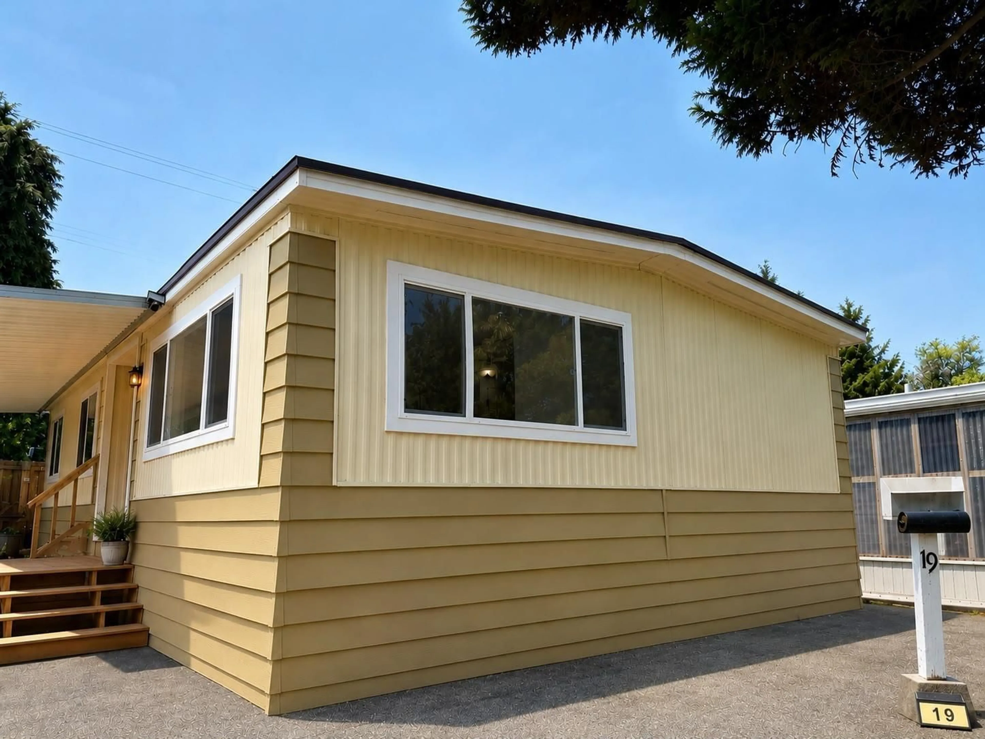 Home with vinyl exterior material, building for 19 - 13650 80 AVENUE, Surrey British Columbia V3W6J8