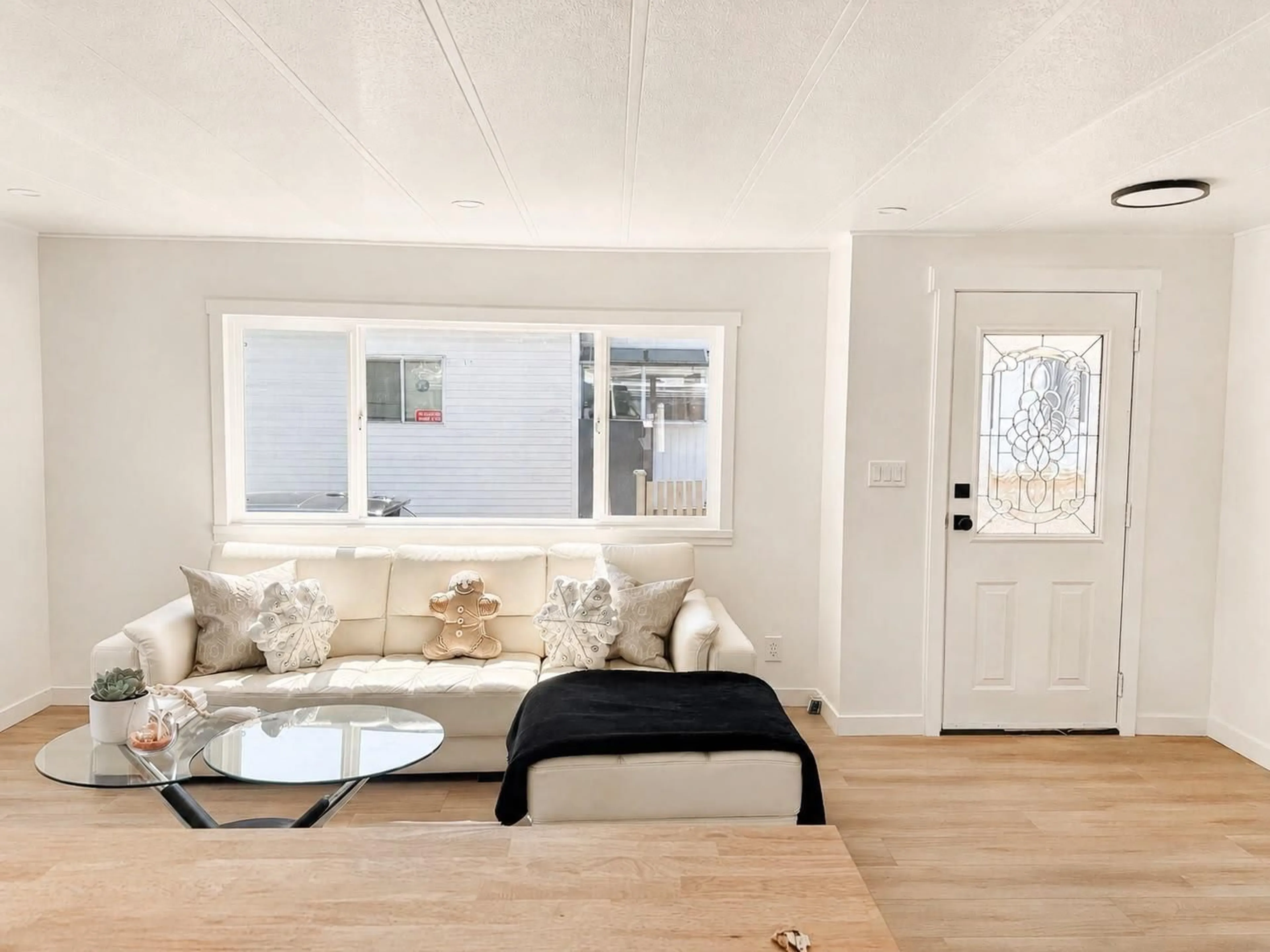 Living room with furniture, wood/laminate floor for 19 - 13650 80 AVENUE, Surrey British Columbia V3W6J8