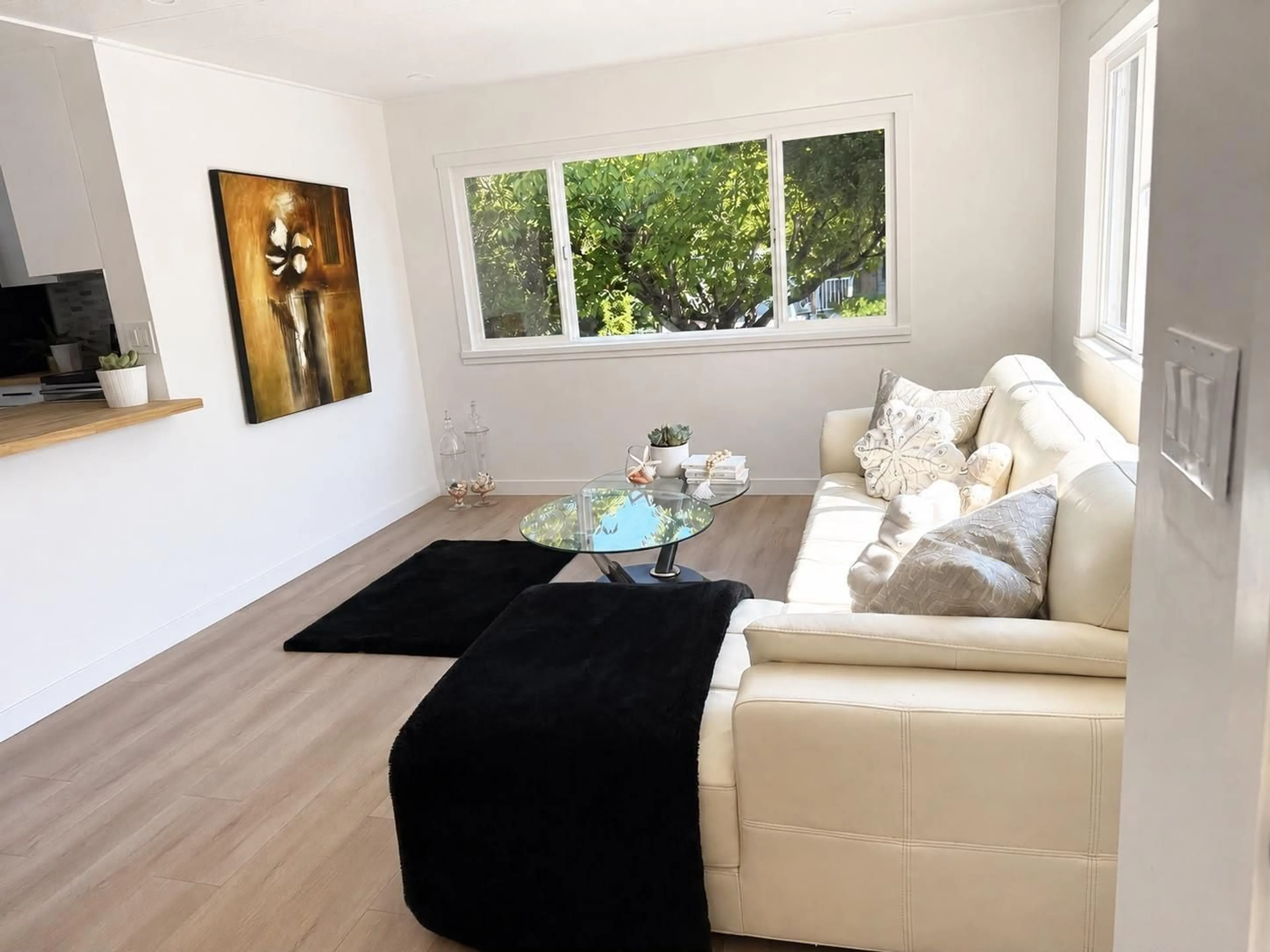 Living room with furniture, wood/laminate floor for 19 - 13650 80 AVENUE, Surrey British Columbia V3W6J8