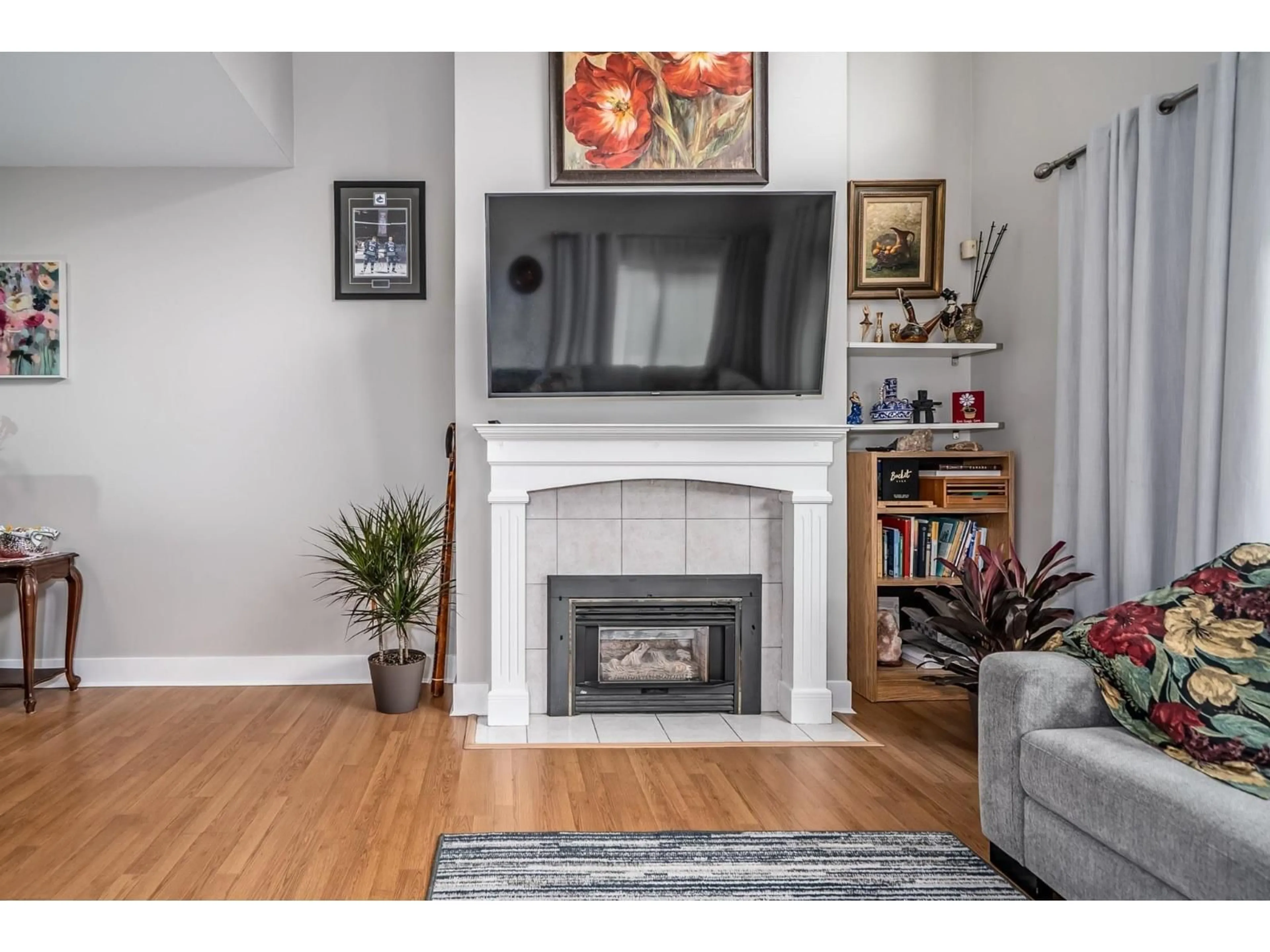 Living room with furniture, wood/laminate floor for 50 - 16325 82 AVENUE, Surrey British Columbia V4N0P5