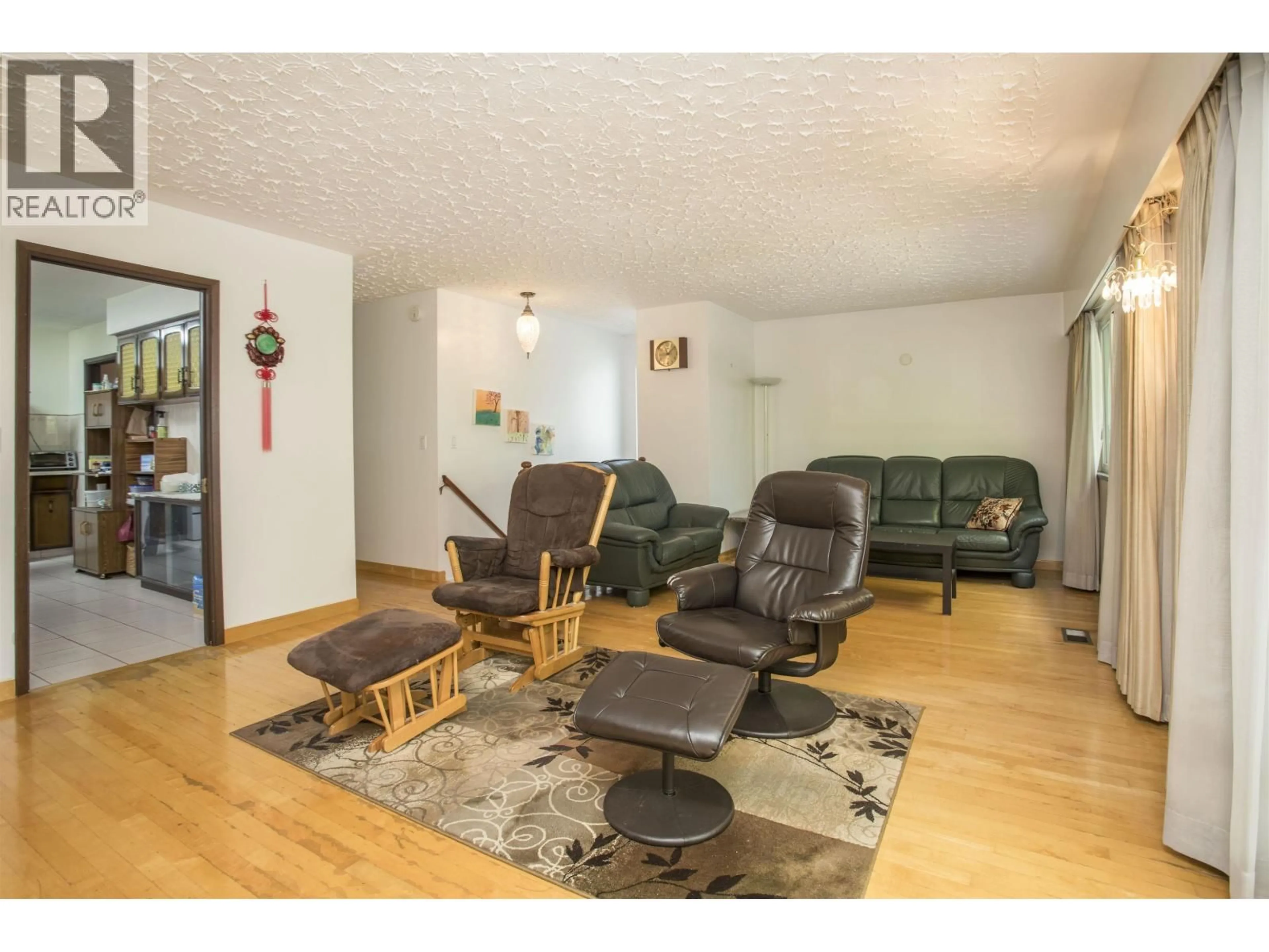 Living room with furniture, wood/laminate floor for 950 38TH AVENUE, Vancouver British Columbia V5W1J3