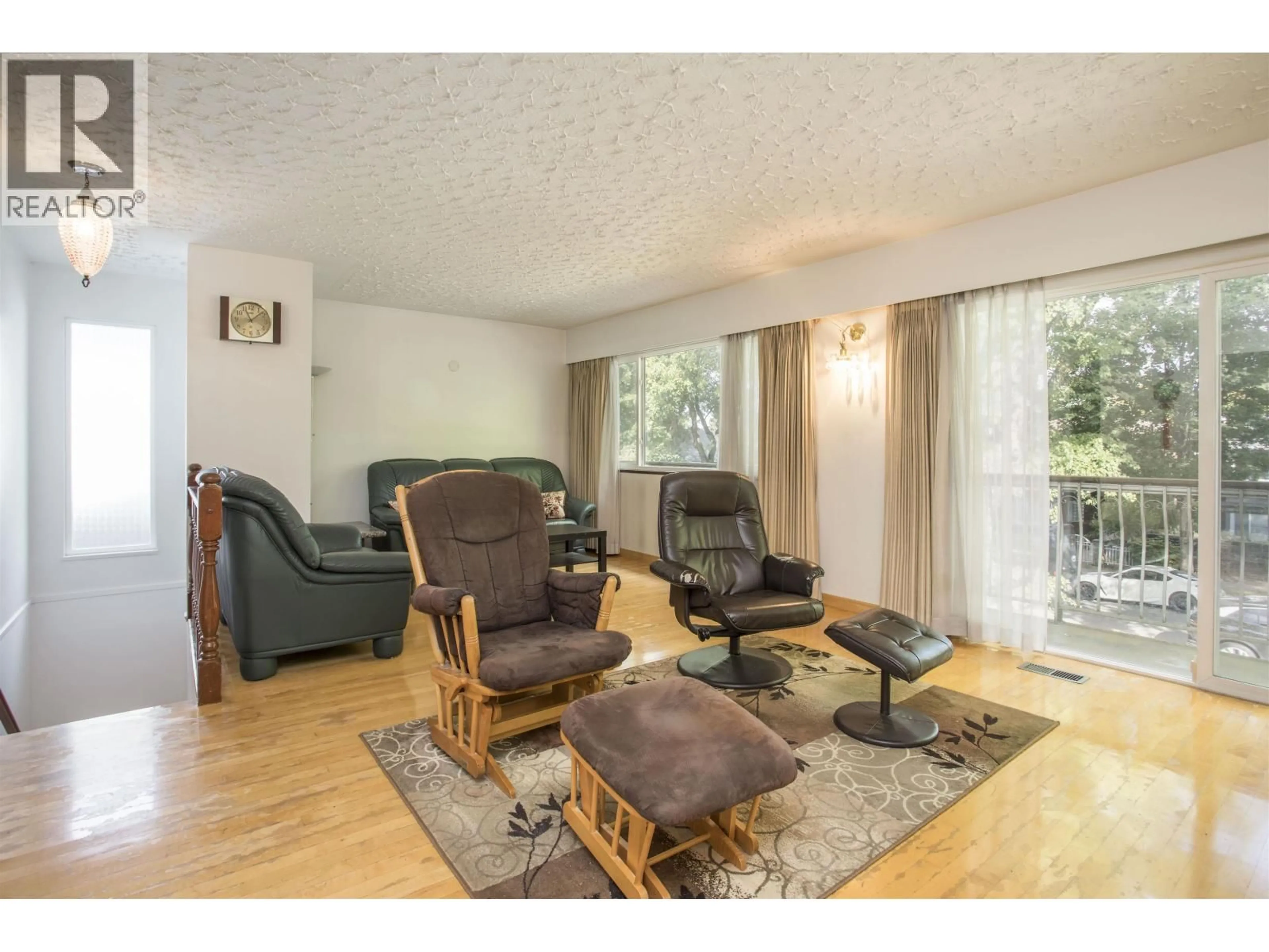 Living room with furniture, wood/laminate floor for 950 38TH AVENUE, Vancouver British Columbia V5W1J3