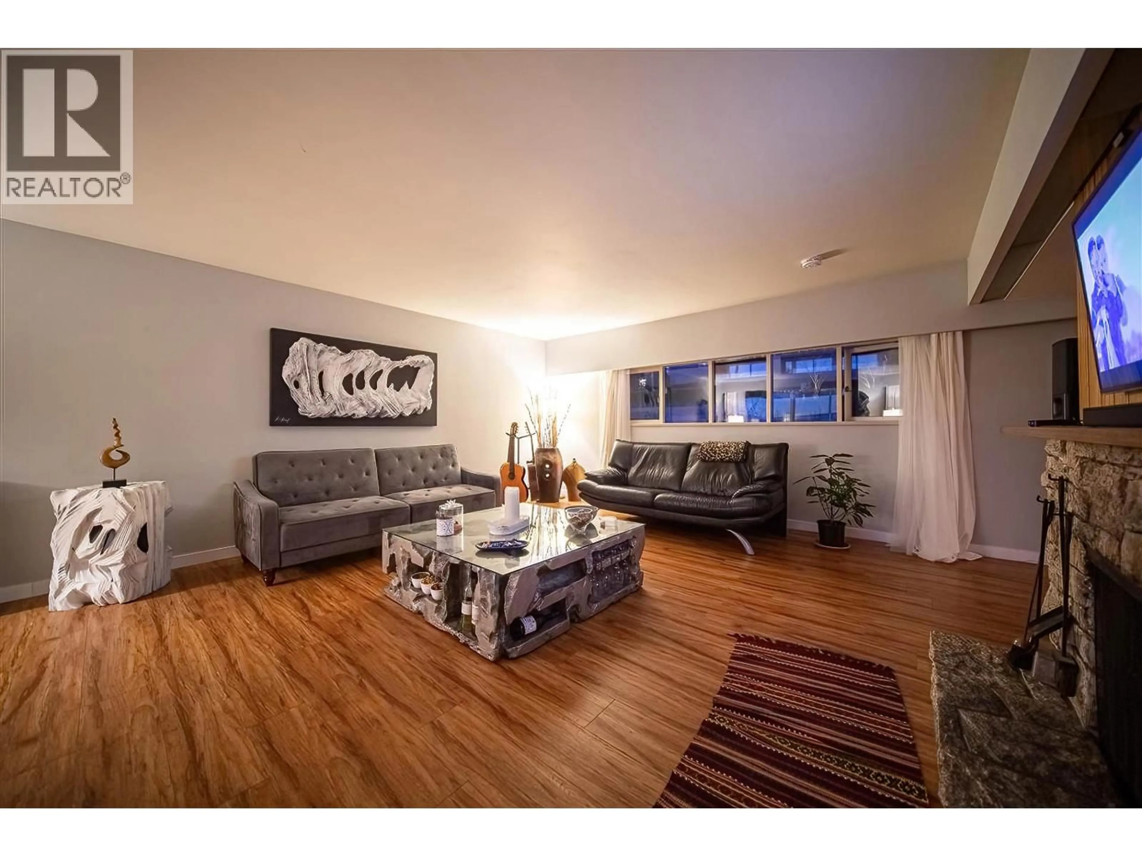Living room with furniture, wood/laminate floor for 1144 OTTABURN ROAD, West Vancouver British Columbia V7S2J8