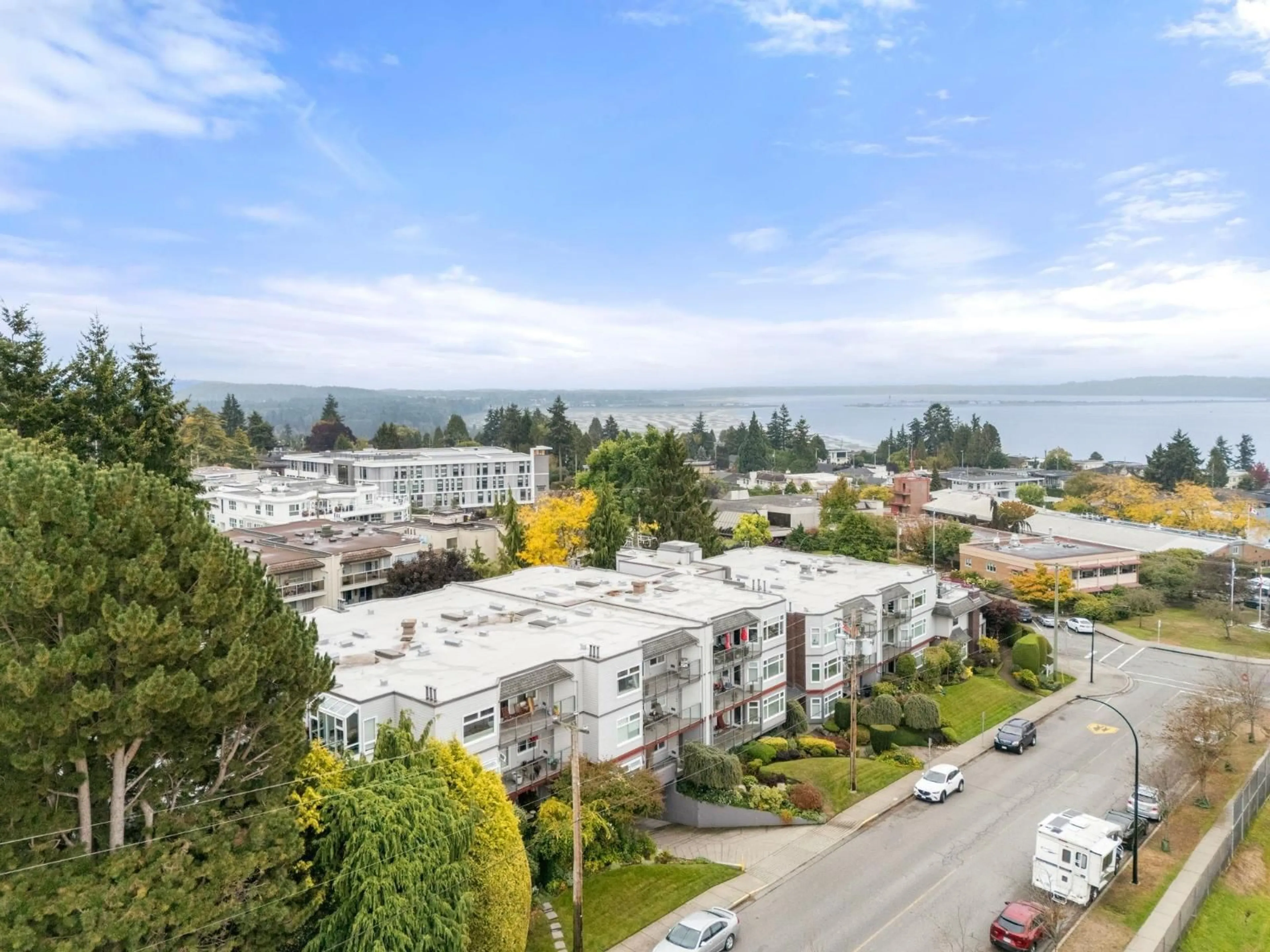 A pic from outside/outdoor area/front of a property/back of a property/a pic from drone, unknown for 412 - 1220 FIR STREET, White Rock British Columbia V4B4B1