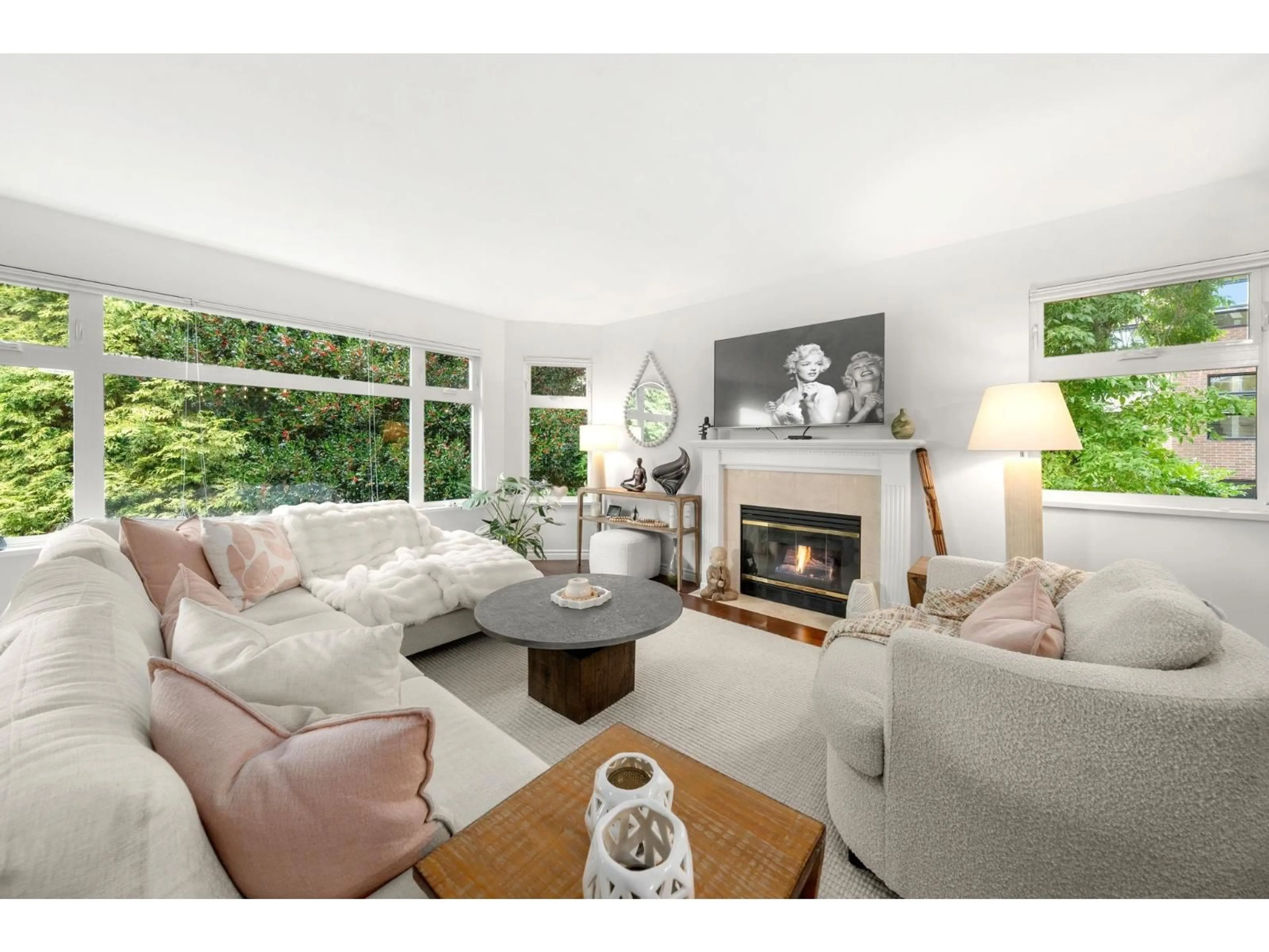 Living room with furniture, unknown for 412 - 1220 FIR STREET, White Rock British Columbia V4B4B1