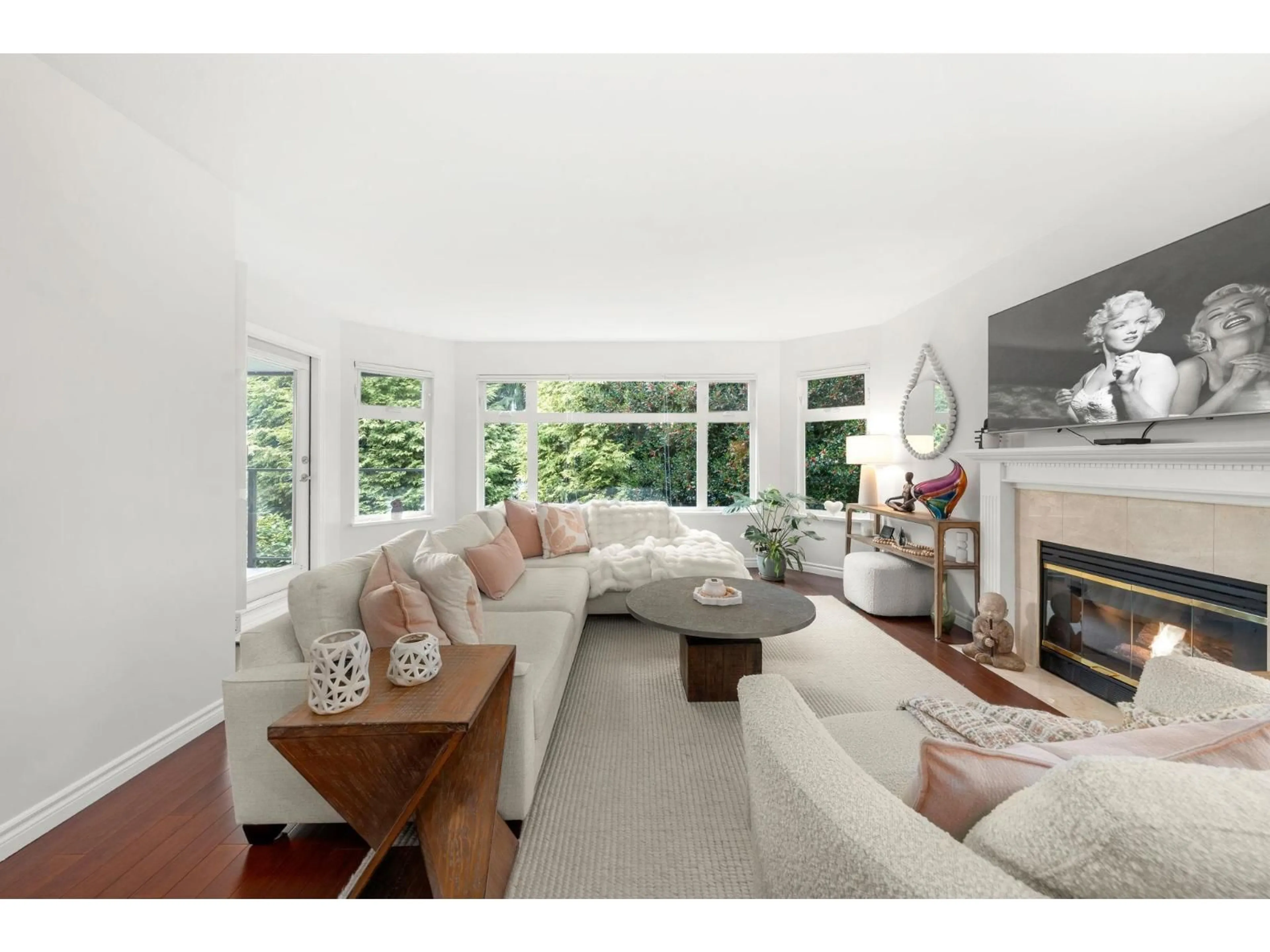 Living room with furniture, unknown for 412 - 1220 FIR STREET, White Rock British Columbia V4B4B1