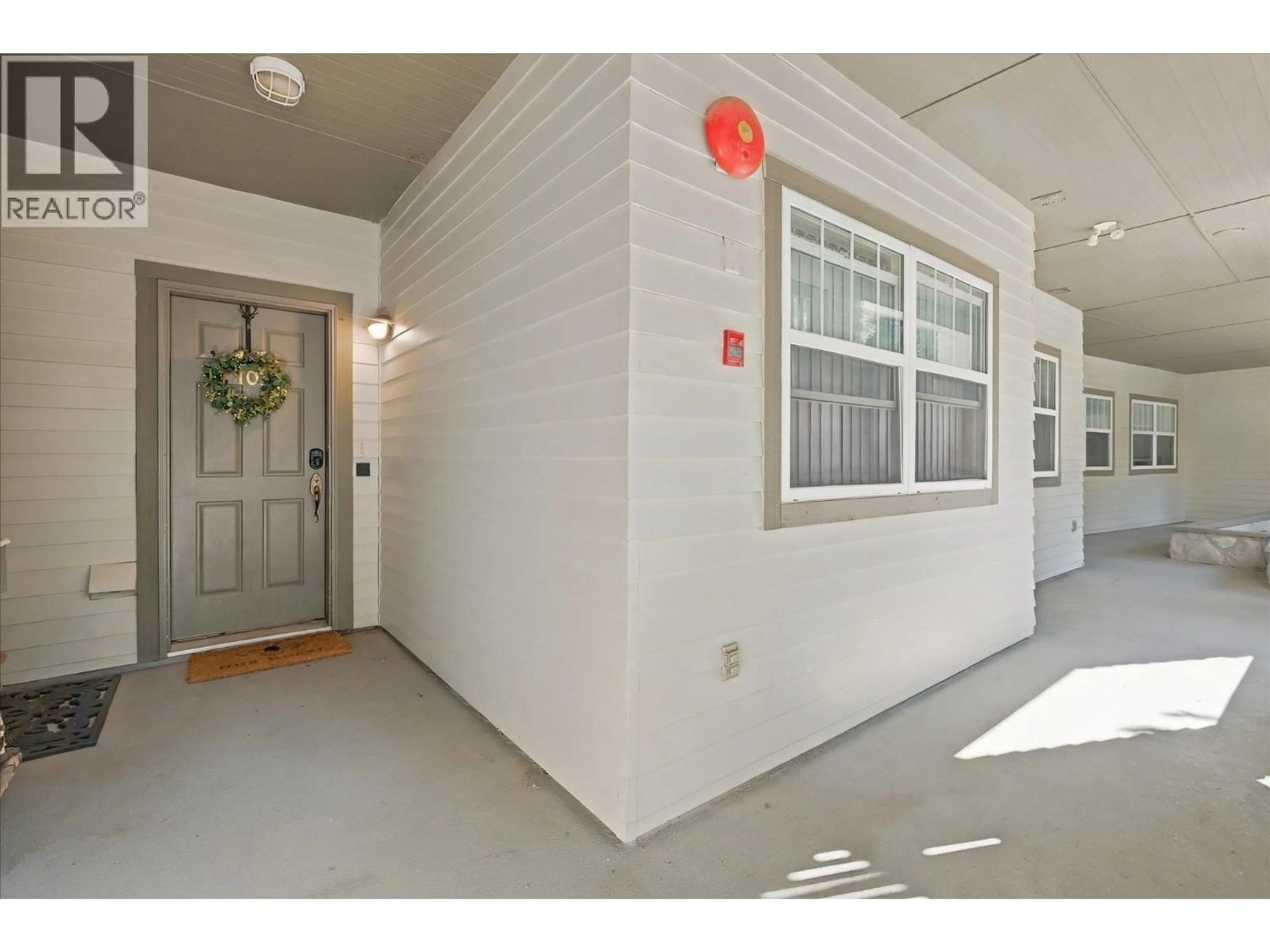 Indoor entryway for 103 - 3300 PTARMIGAN PLACE, Whistler British Columbia V8E0V5