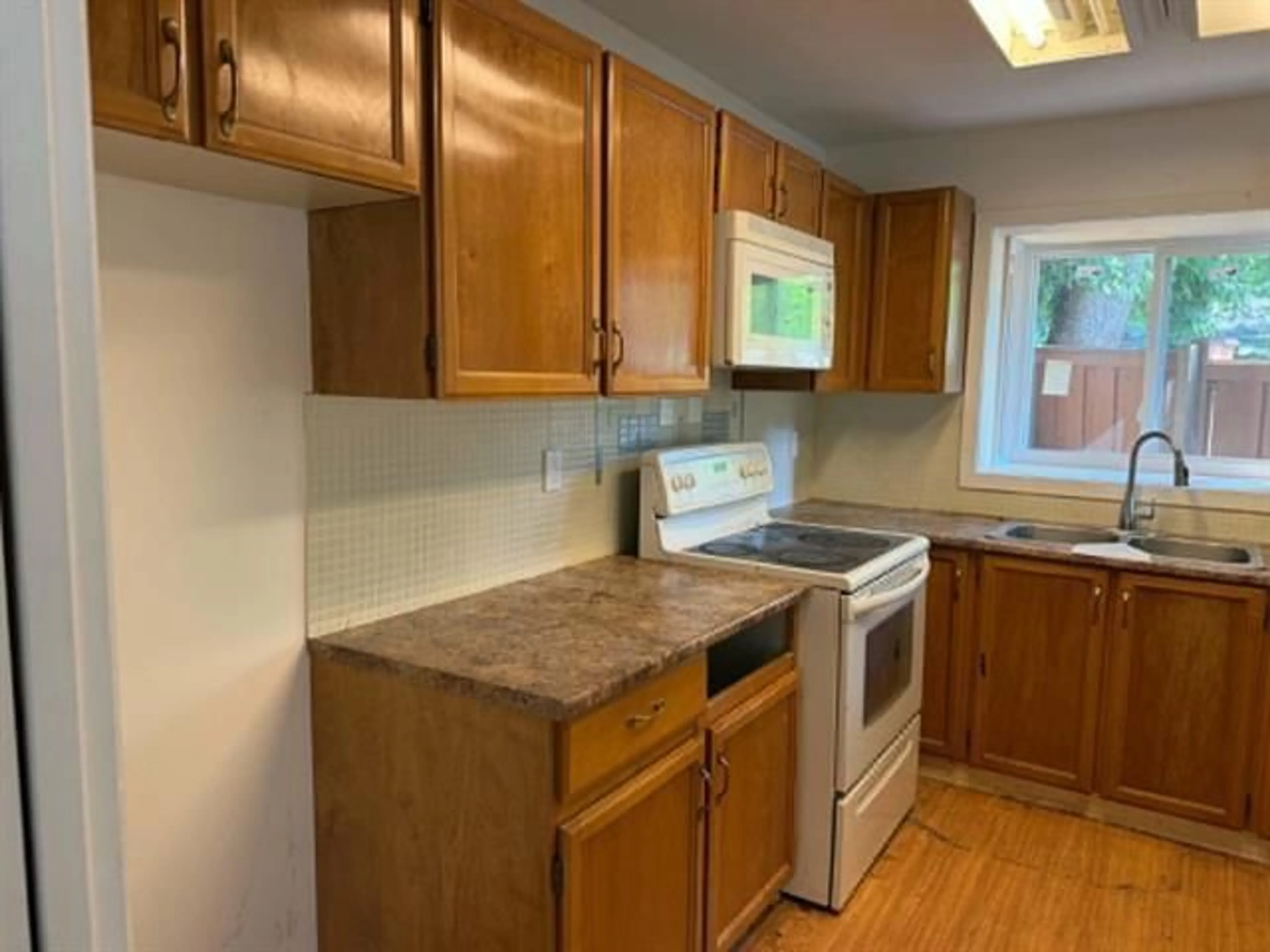 Standard kitchen, unknown for 101 - 13858 102 AVENUE, Surrey British Columbia V3T1P1