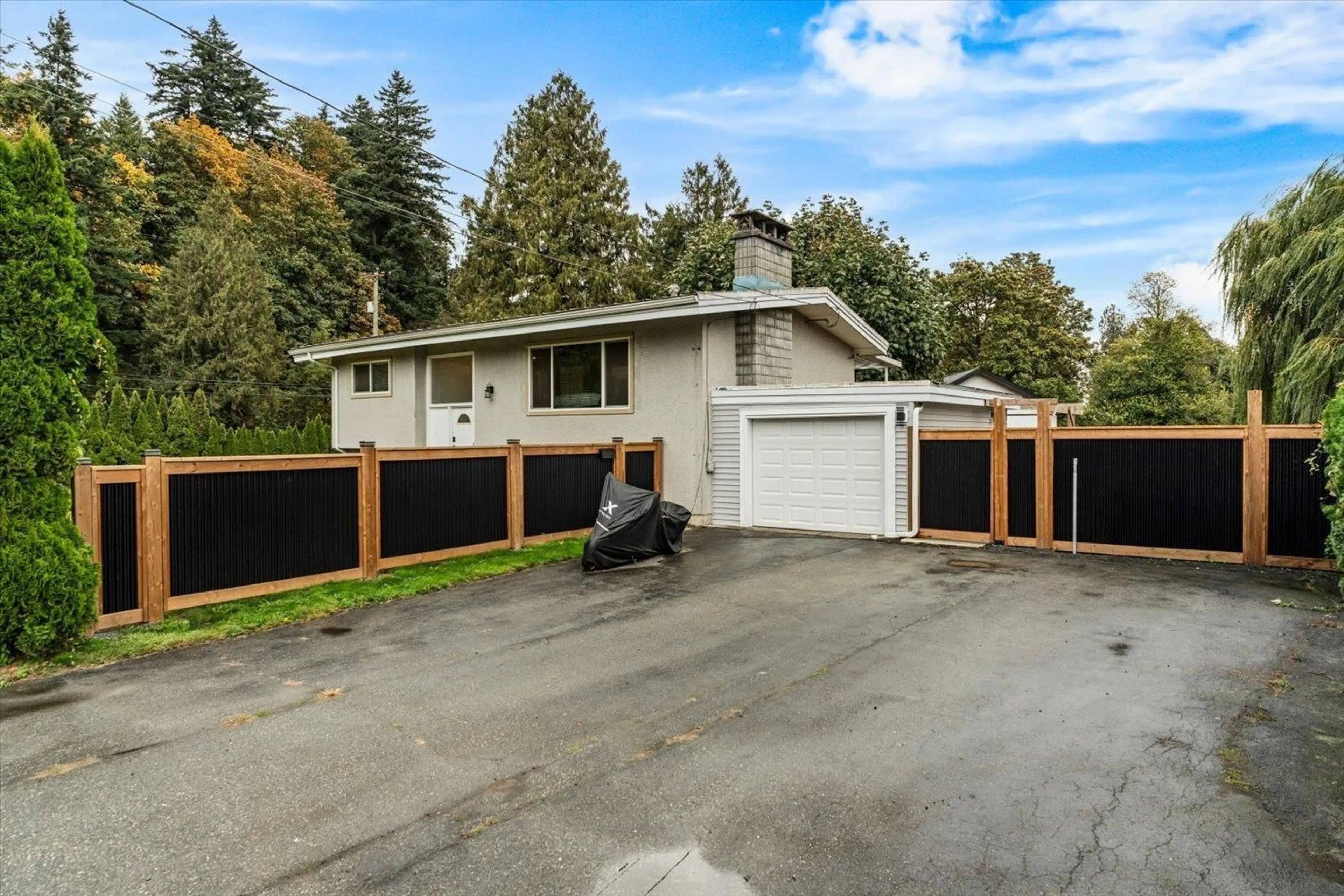 A pic from outside/outdoor area/front of a property/back of a property/a pic from drone, street for 9890 GRACEMAR DRIVE, Chilliwack British Columbia V2P7P2