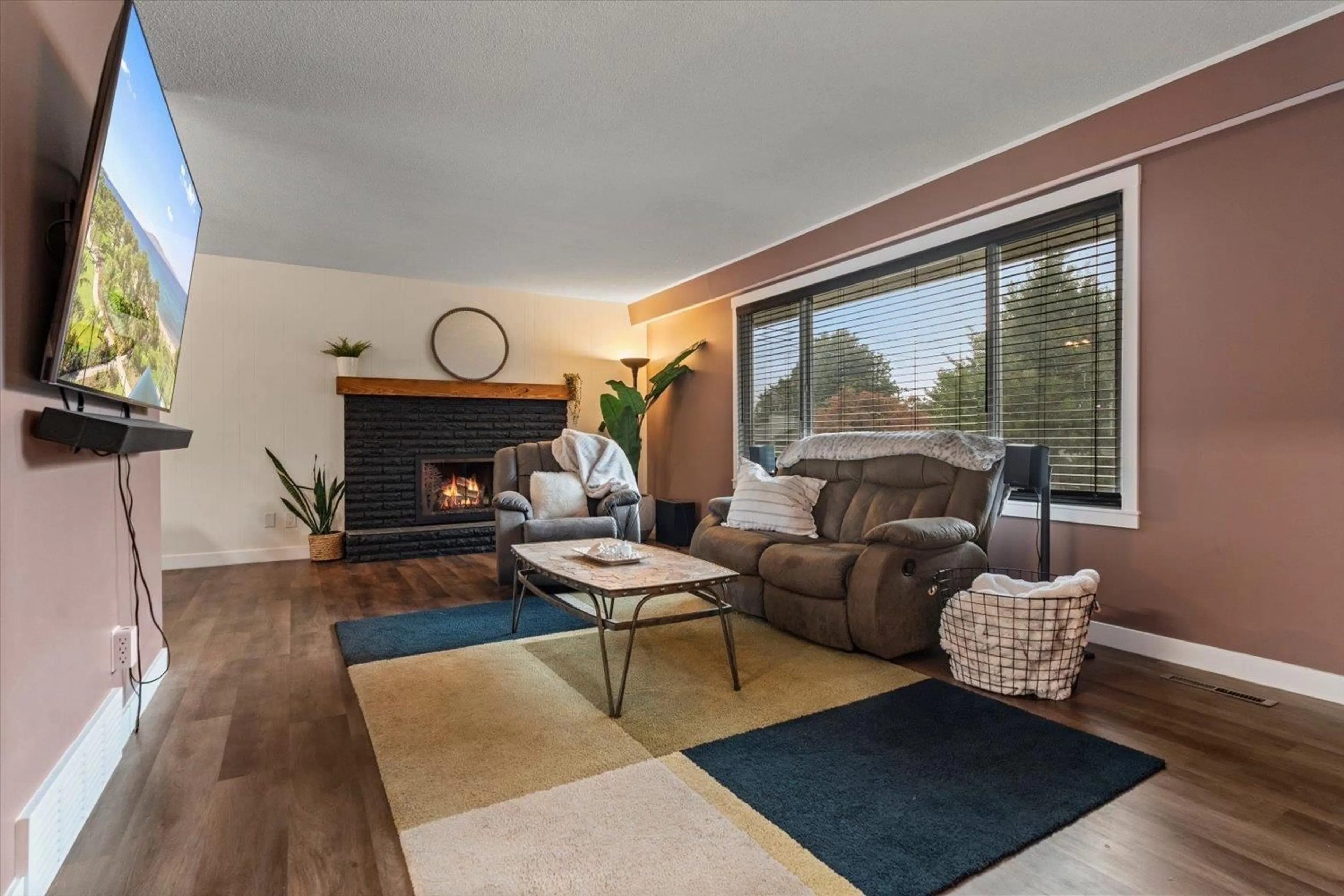 Living room with furniture, unknown for 9890 GRACEMAR DRIVE, Chilliwack British Columbia V2P7P2
