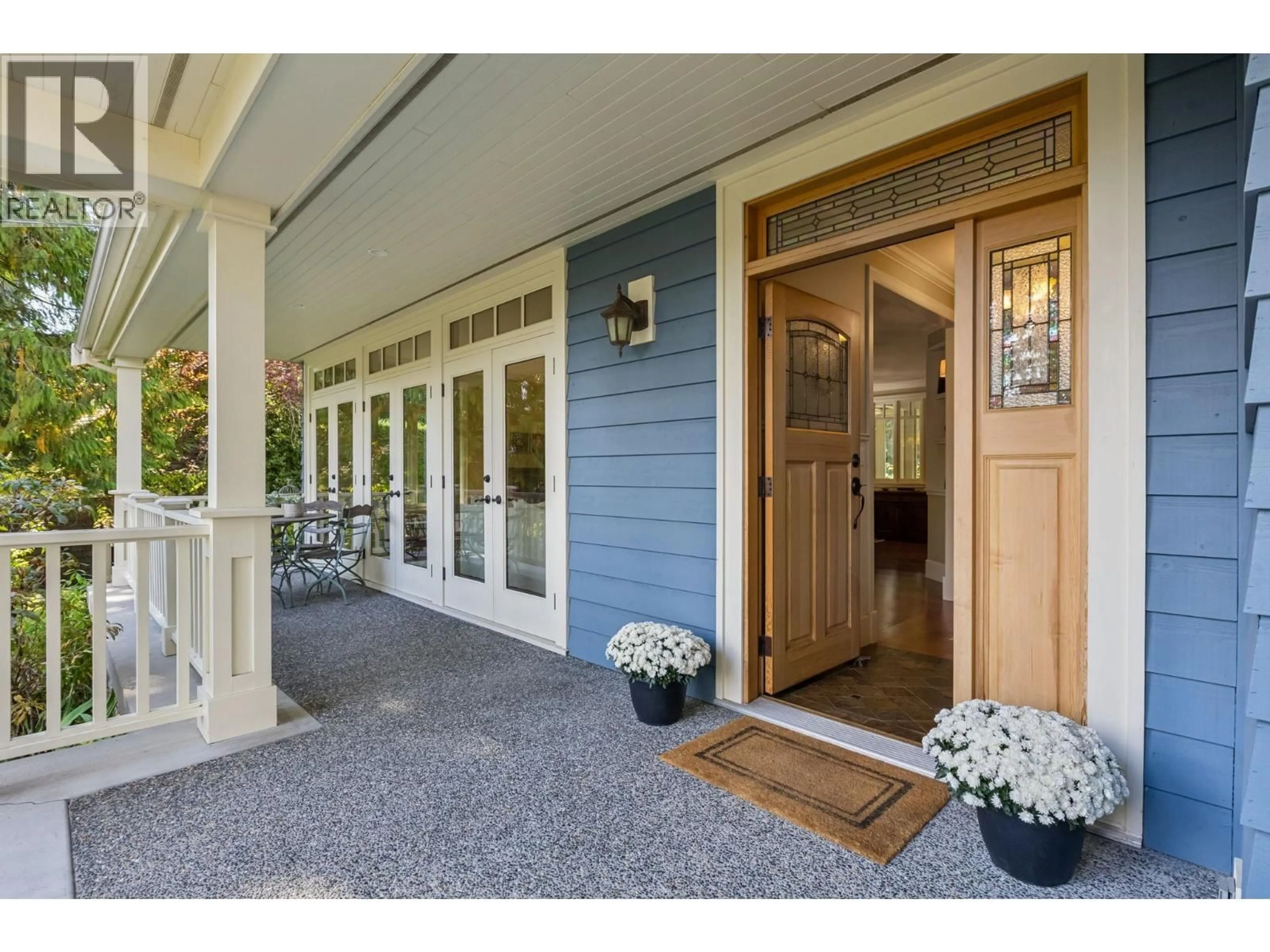 Indoor entryway for 3815 SUNNYCREST DRIVE, North Vancouver British Columbia V7R3C5