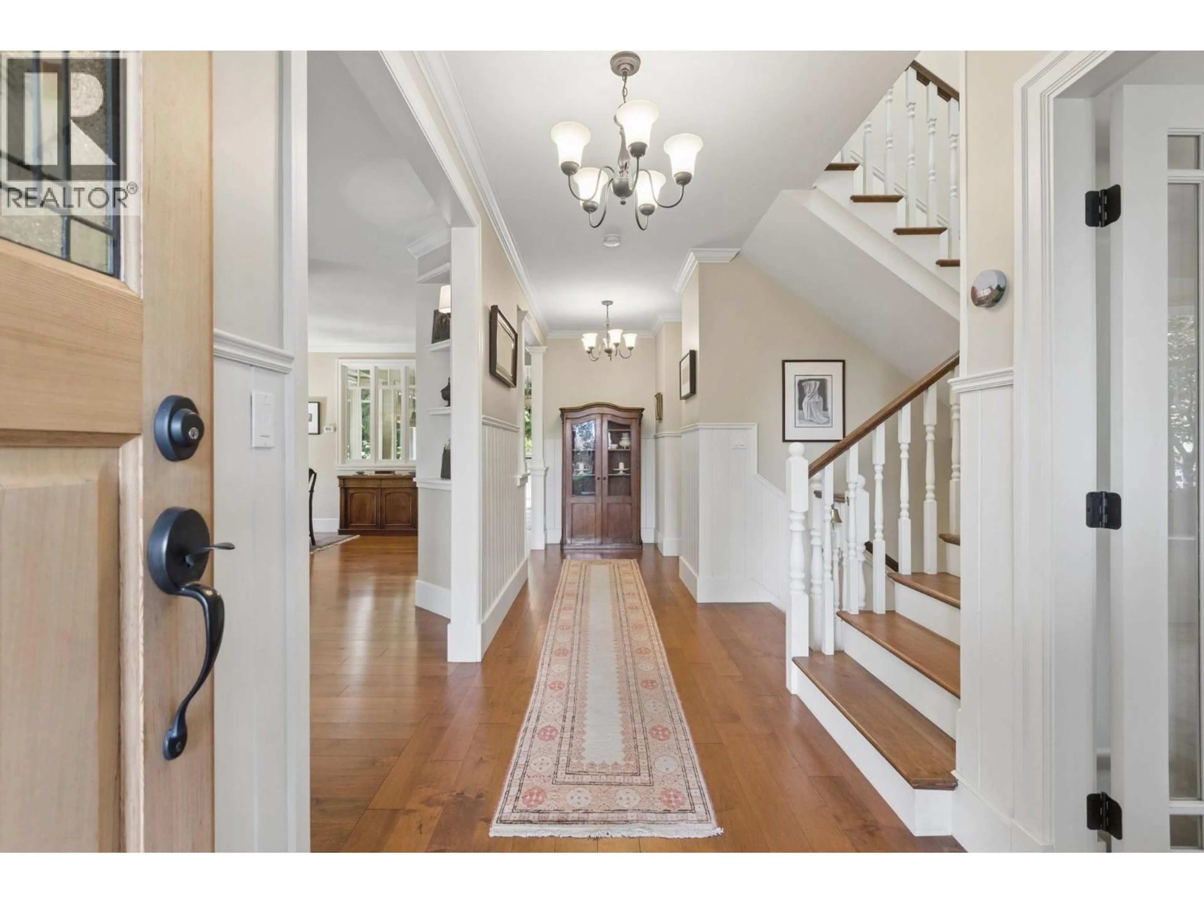 Indoor foyer for 3815 SUNNYCREST DRIVE, North Vancouver British Columbia V7R3C5