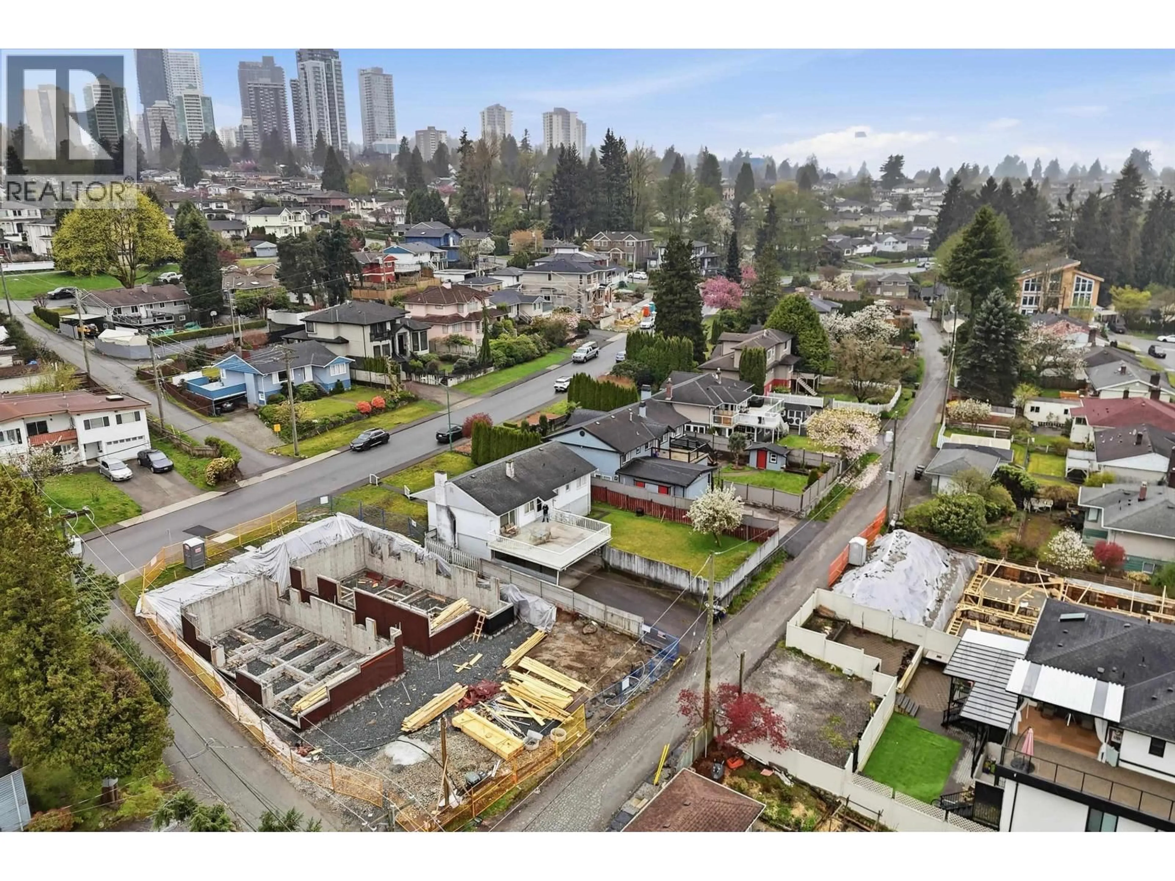 A pic from outside/outdoor area/front of a property/back of a property/a pic from drone, unknown for 4465 PRICE CRESCENT, Burnaby British Columbia V5G2N5
