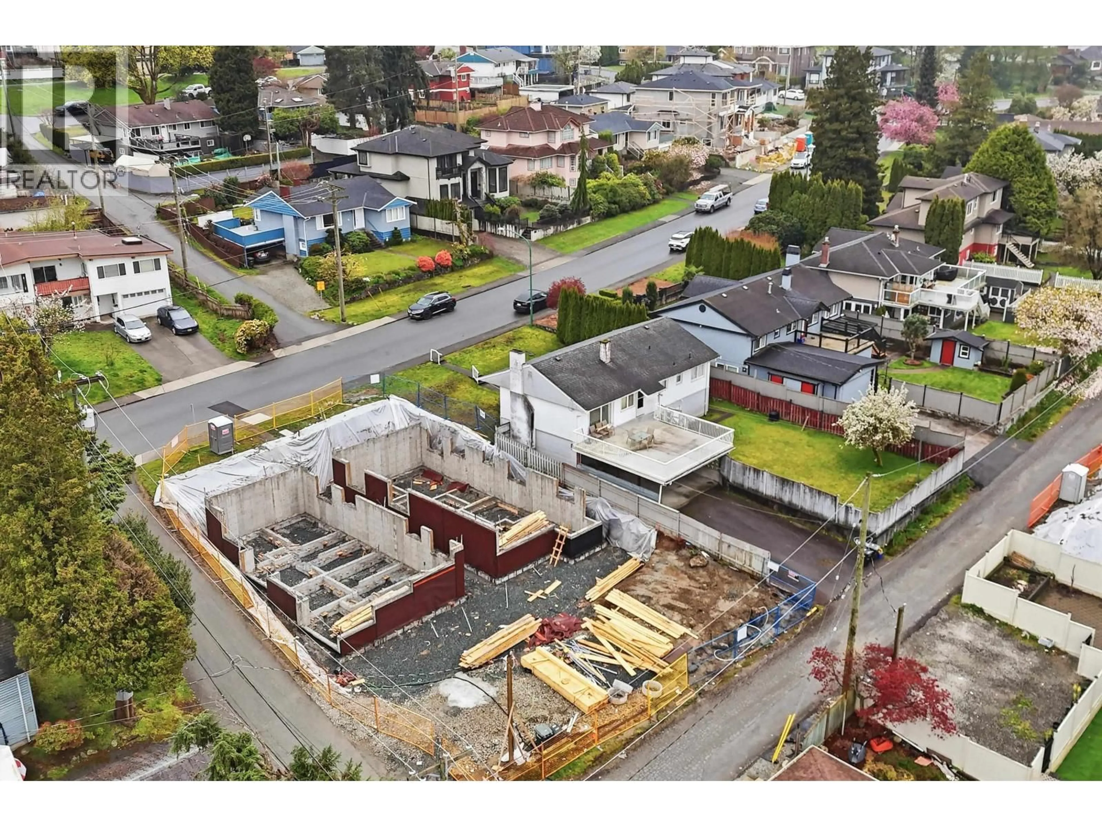 A pic from outside/outdoor area/front of a property/back of a property/a pic from drone, street for 4465 PRICE CRESCENT, Burnaby British Columbia V5G2N5