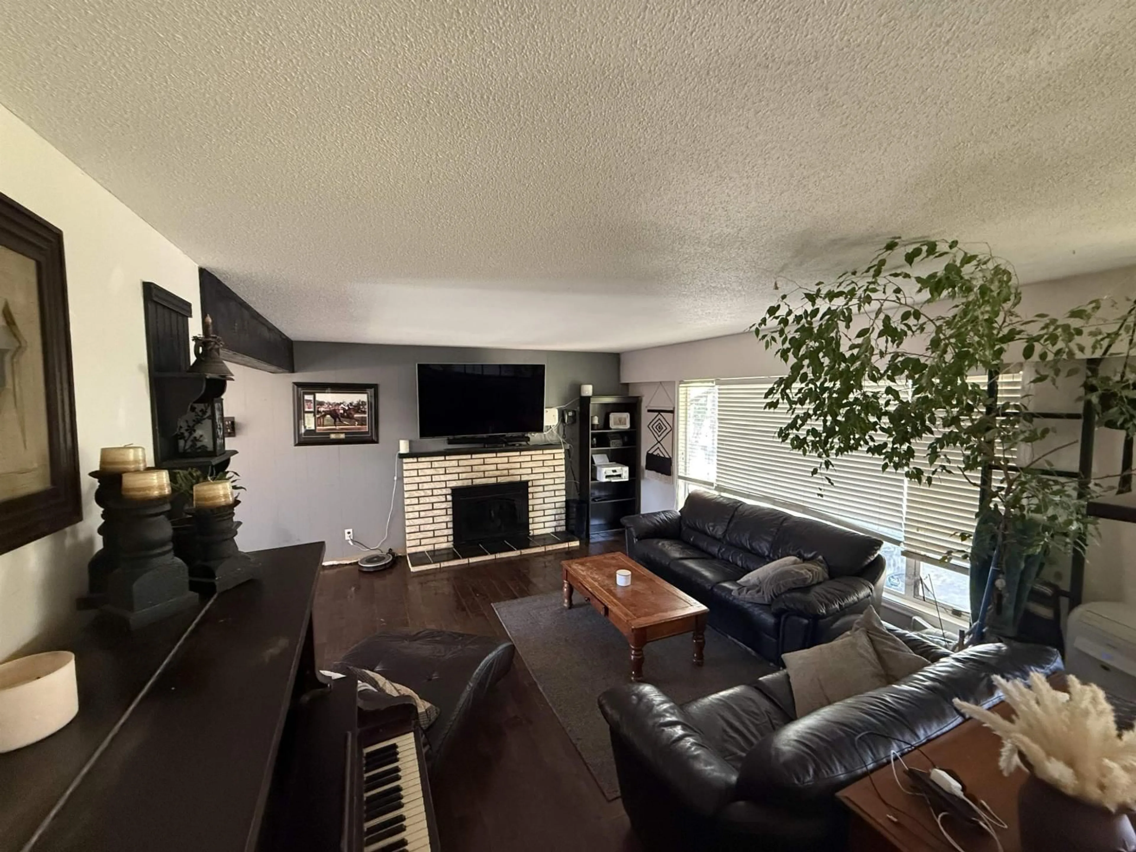 Living room with furniture, wood/laminate floor for 7307 116 STREET, Delta British Columbia V4V5S8