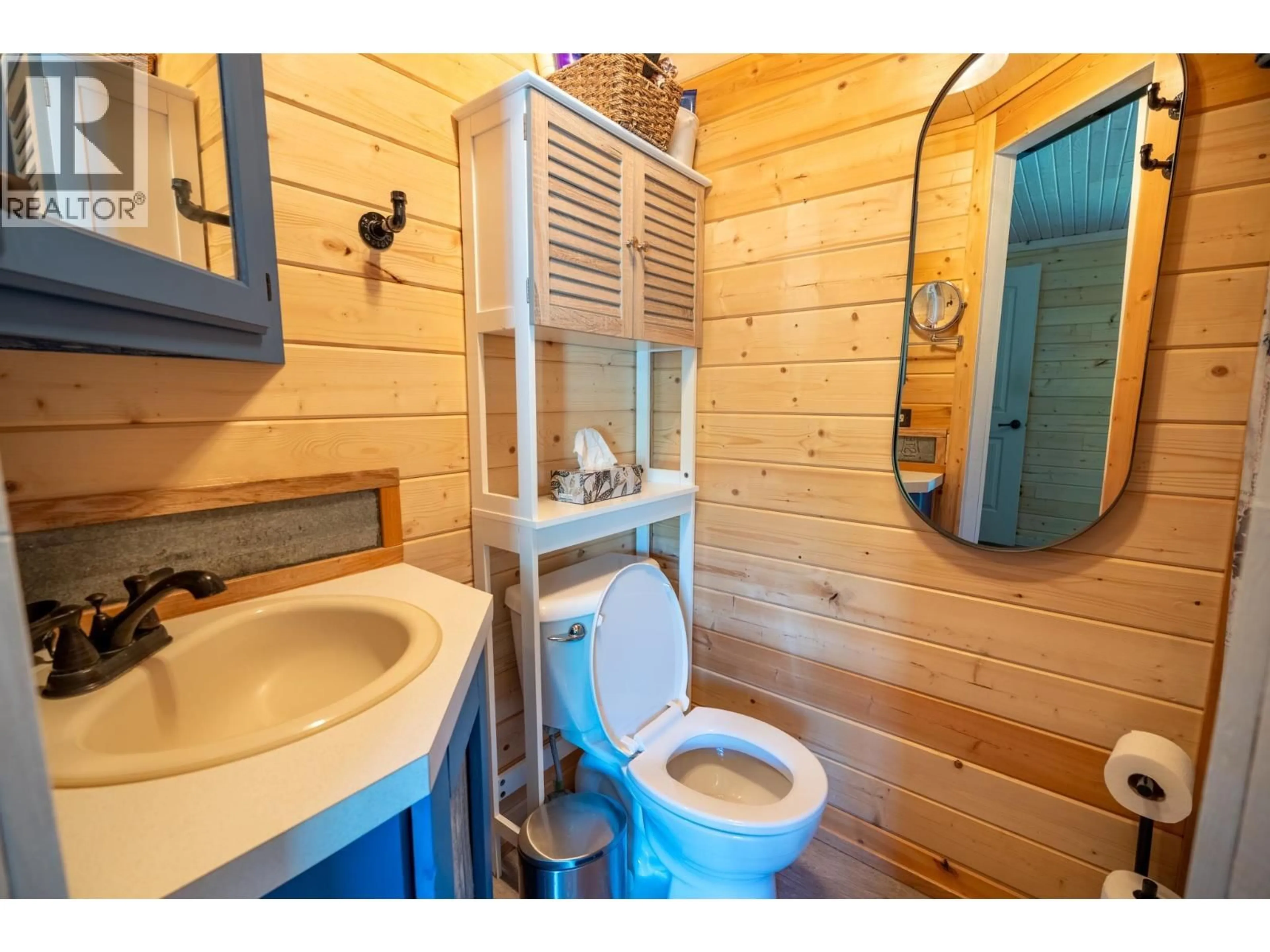Standard bathroom, wood/laminate floor for 53270 JARDINE ROAD, Cluculz Lake British Columbia V0J3A3