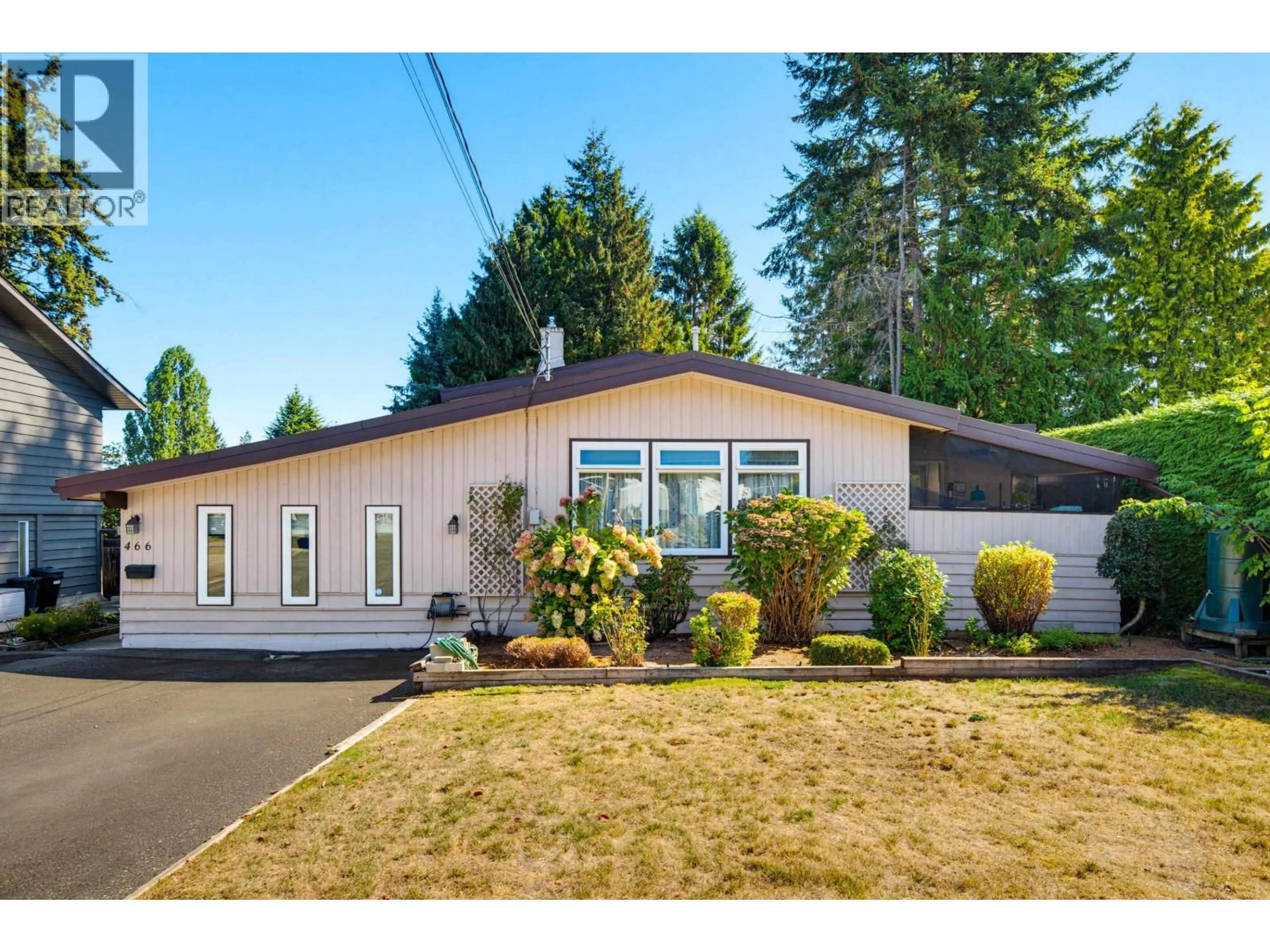 Home with vinyl exterior material, street for 466 55 STREET, Tsawwassen British Columbia V4M3J7