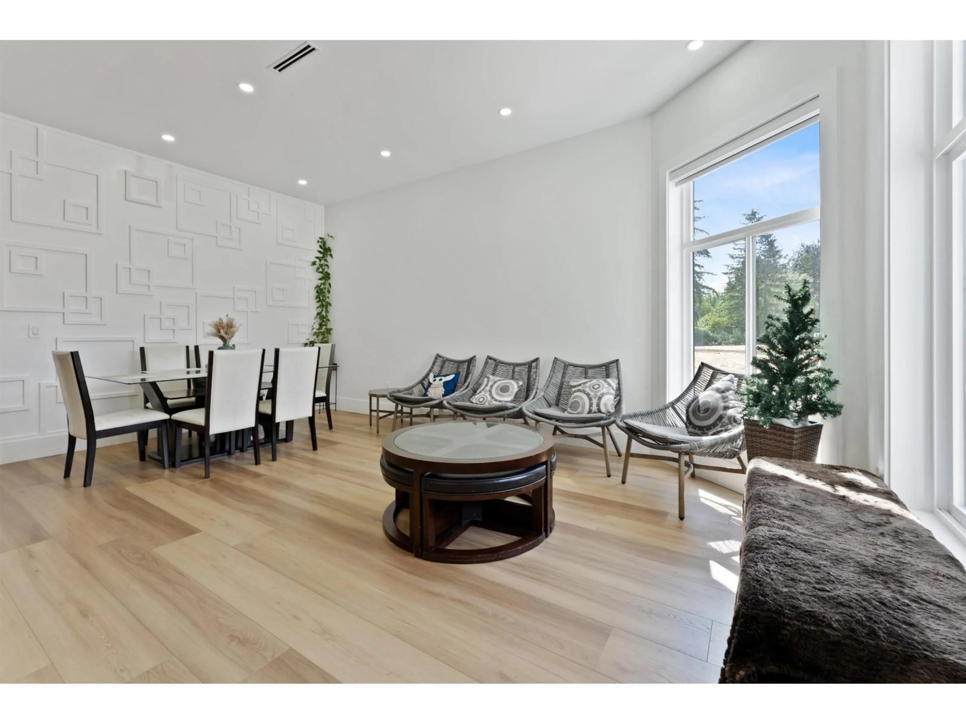 Living room with furniture, wood/laminate floor for 5826 138 STREET, Surrey British Columbia V3X0C9