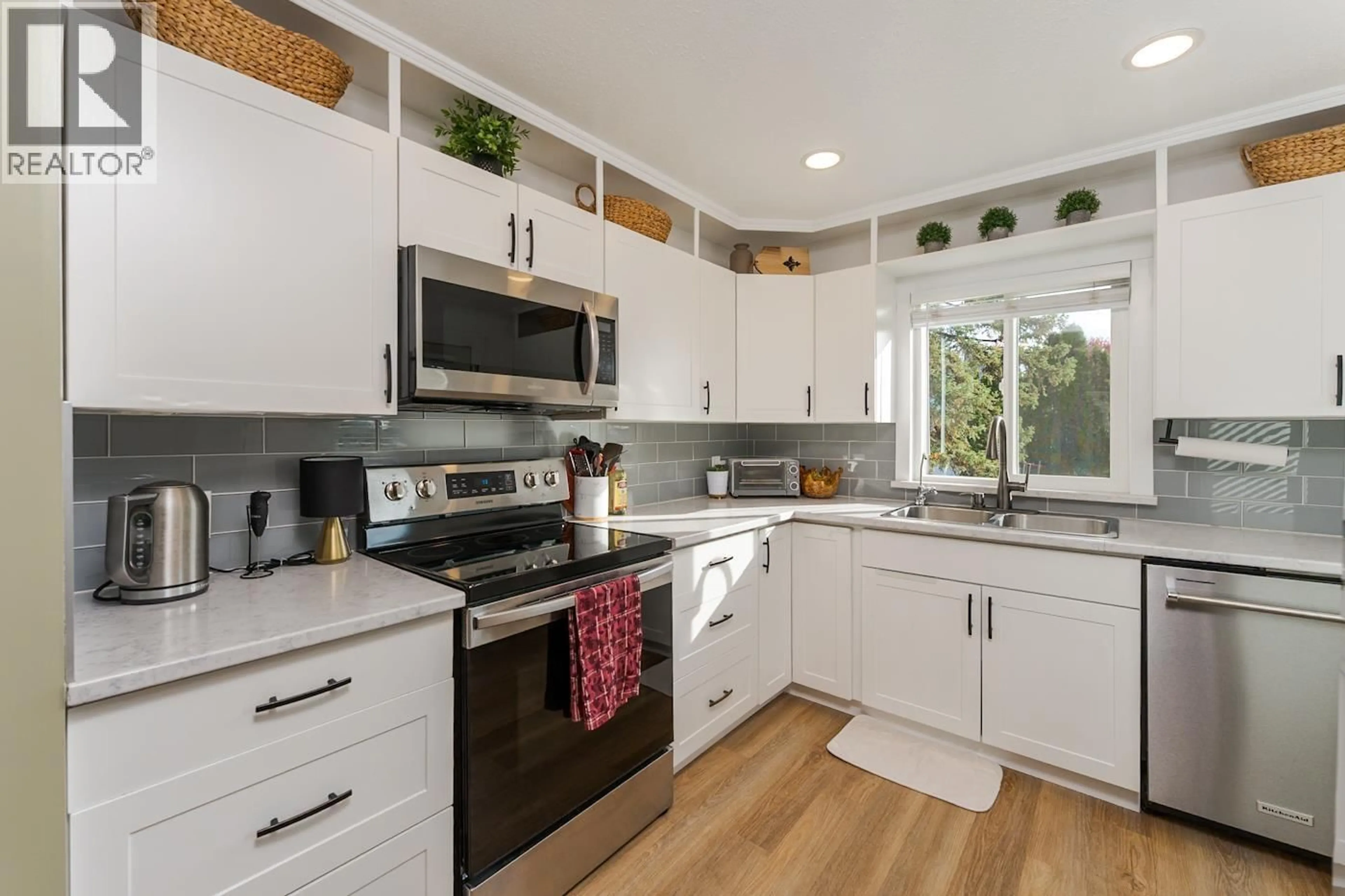 Open concept kitchen, ceramic/tile floor for 838 DOUGLAS STREET, Prince George British Columbia V2M2M7