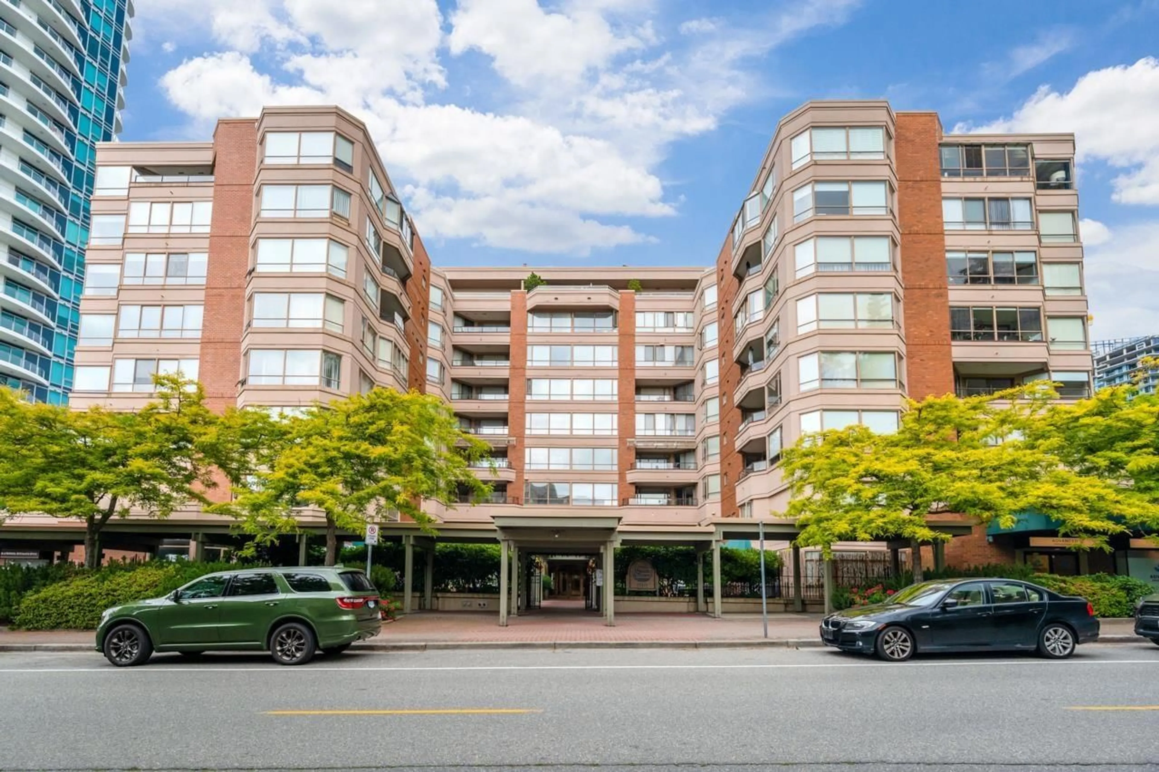 Indoor foyer for 101 - 15111 RUSSELL AVENUE, White Rock British Columbia V4B2P4