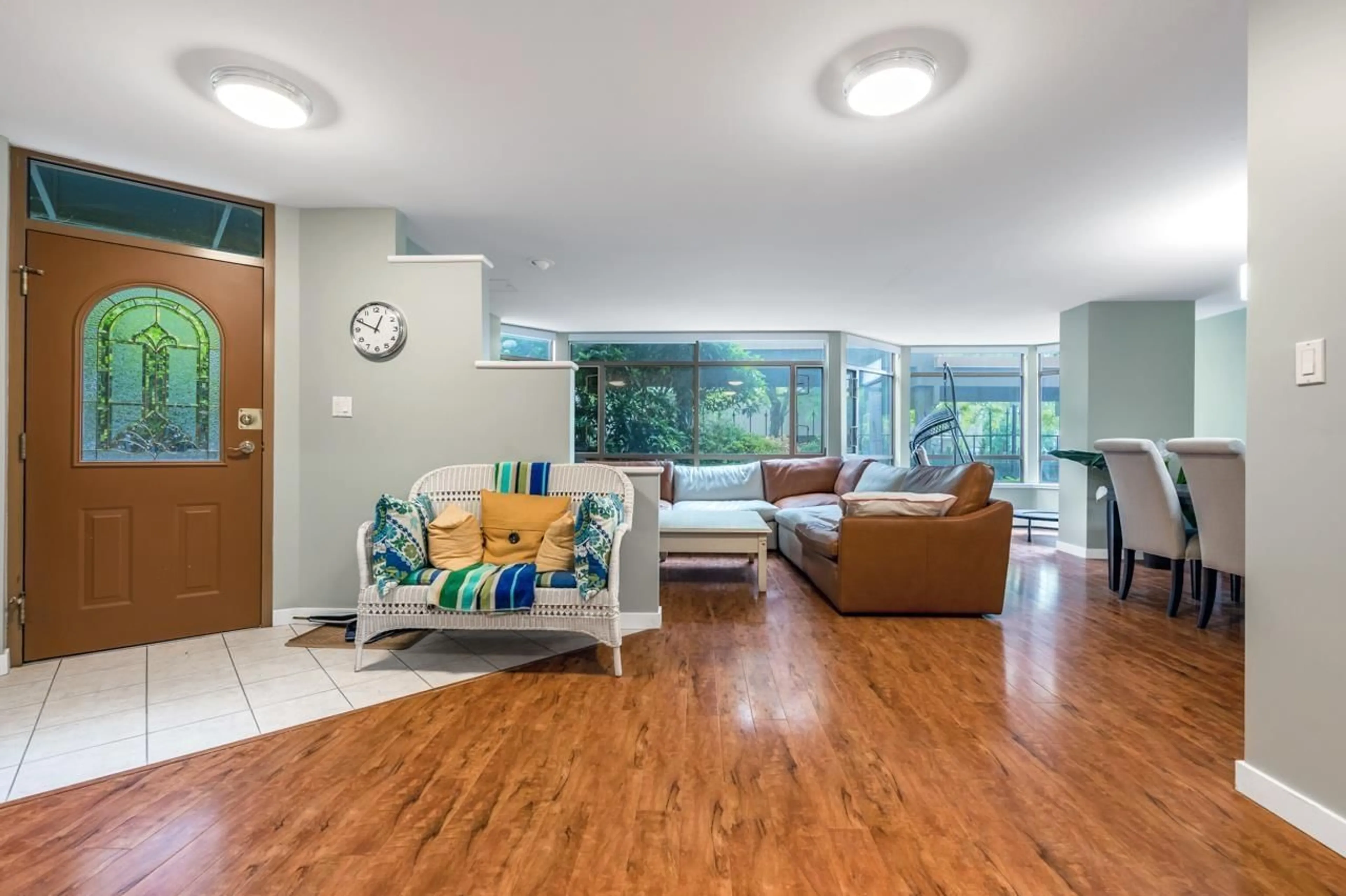 Living room with furniture, unknown for 101 - 15111 RUSSELL AVENUE, White Rock British Columbia V4B2P4