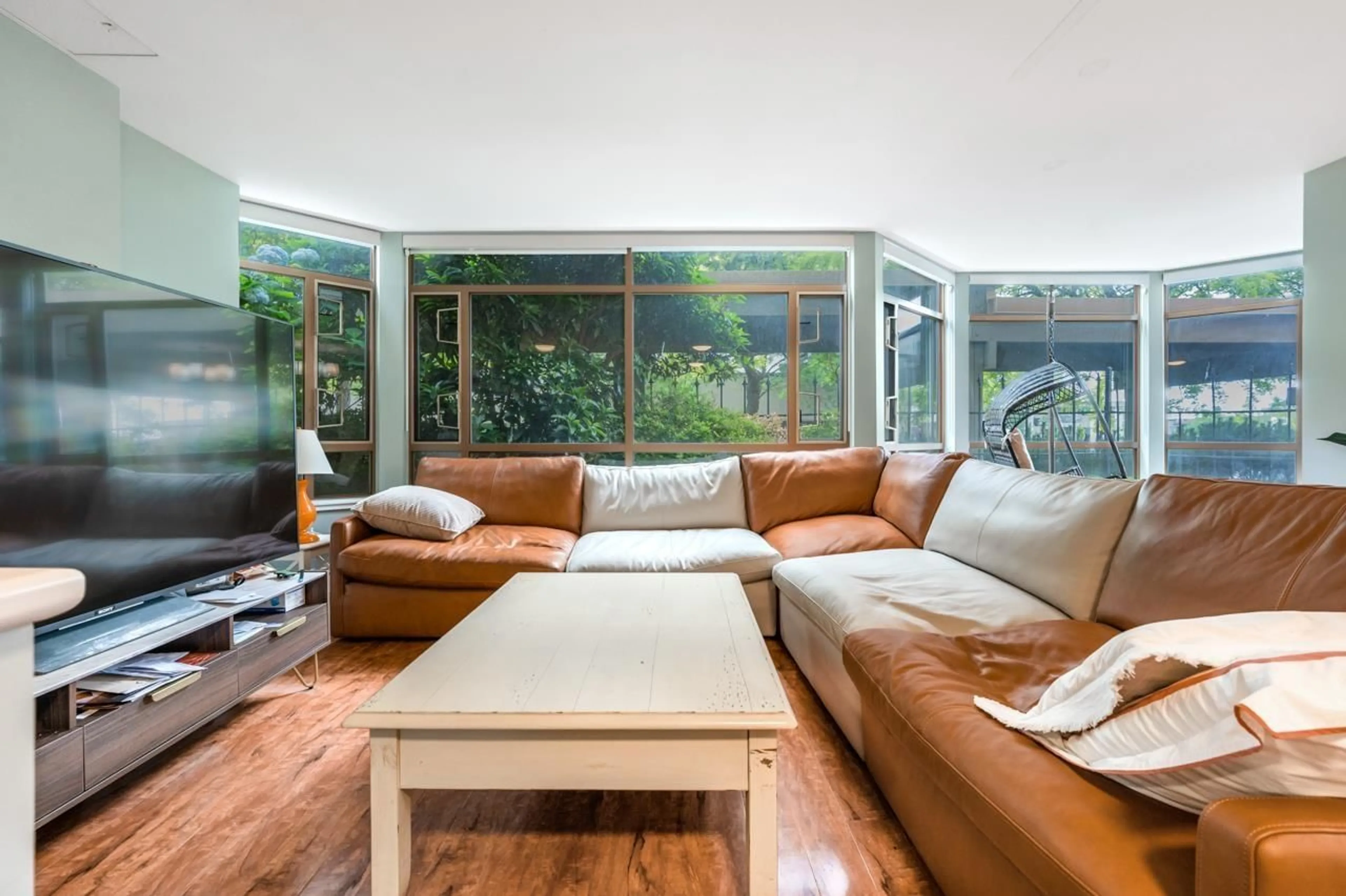 Living room with furniture, unknown for 101 - 15111 RUSSELL AVENUE, White Rock British Columbia V4B2P4