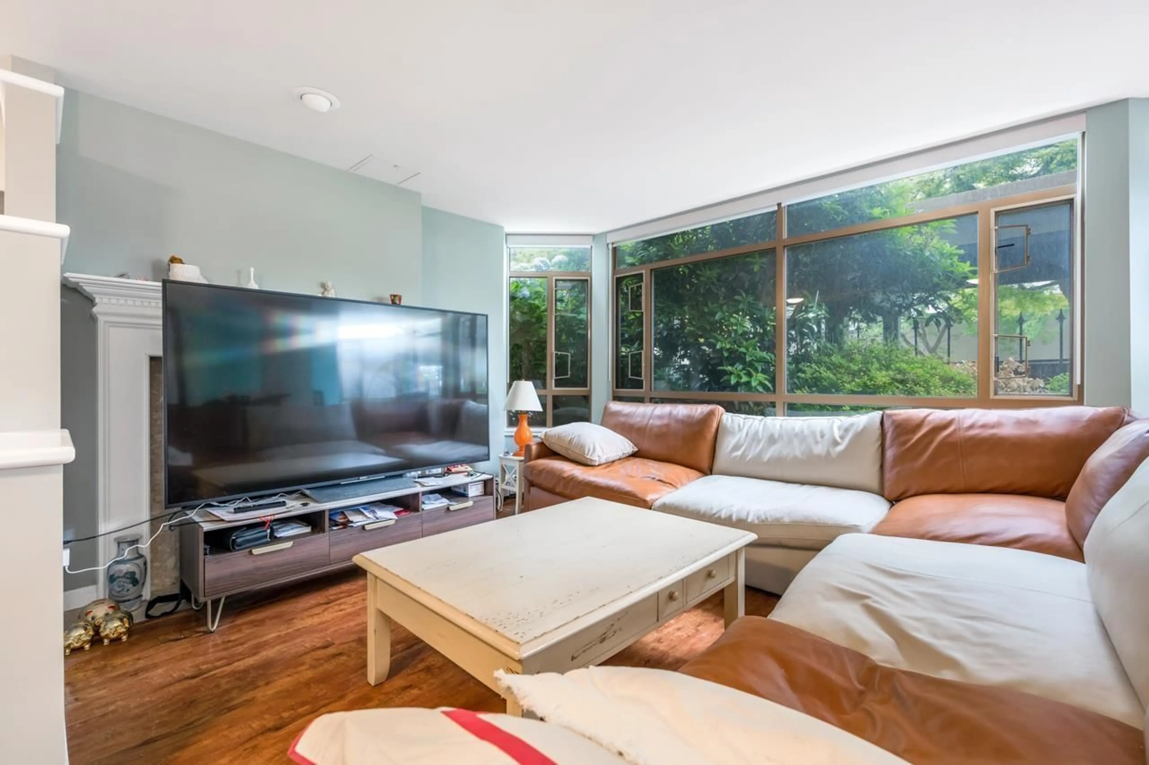 Living room with furniture, wood/laminate floor for 101 - 15111 RUSSELL AVENUE, White Rock British Columbia V4B2P4