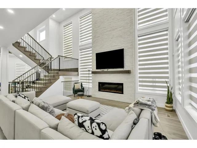 17284 61A AVENUE, Surrey 2