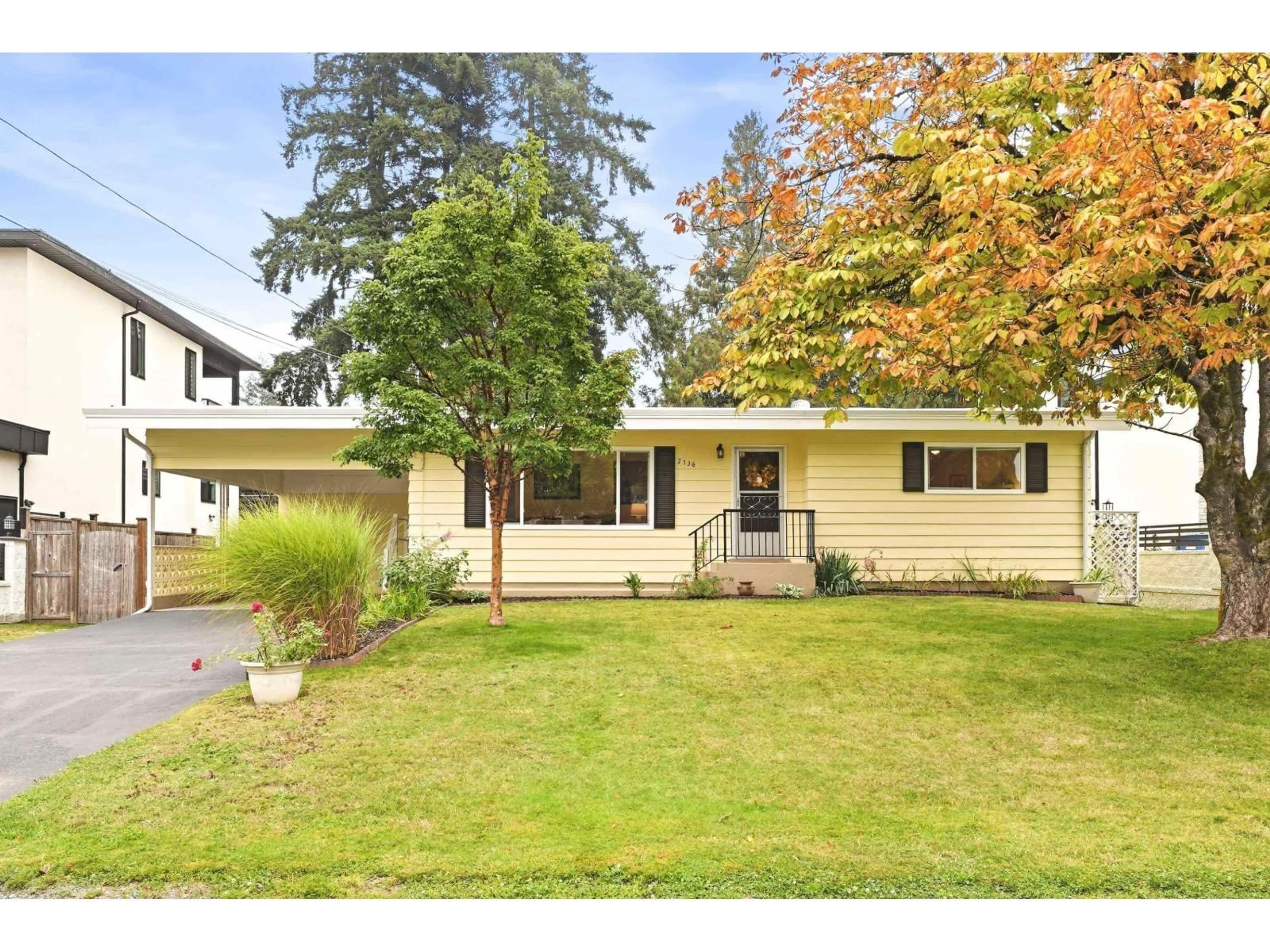 Home with vinyl exterior material, street for 2136 SHERWOOD CRESCENT, Abbotsford British Columbia V2T1B8