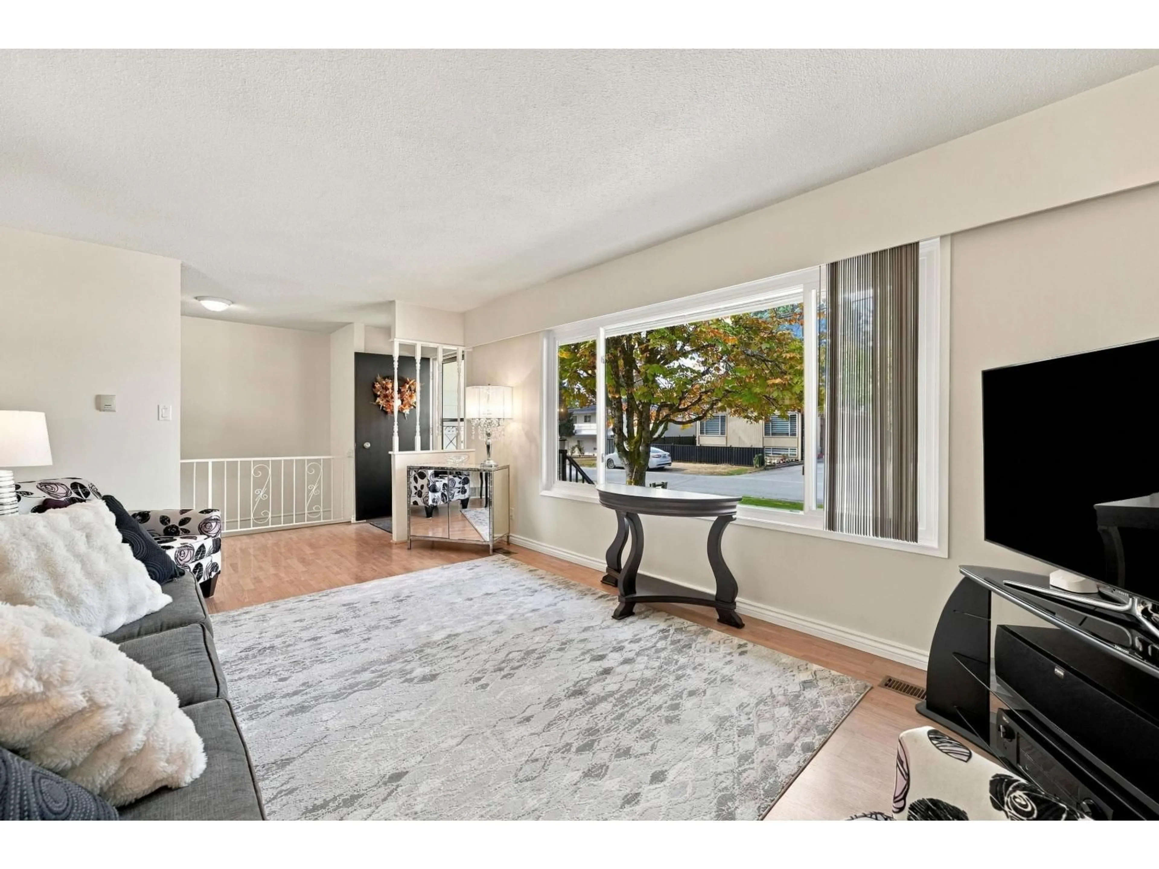 Living room with furniture, unknown for 2136 SHERWOOD CRESCENT, Abbotsford British Columbia V2T1B8