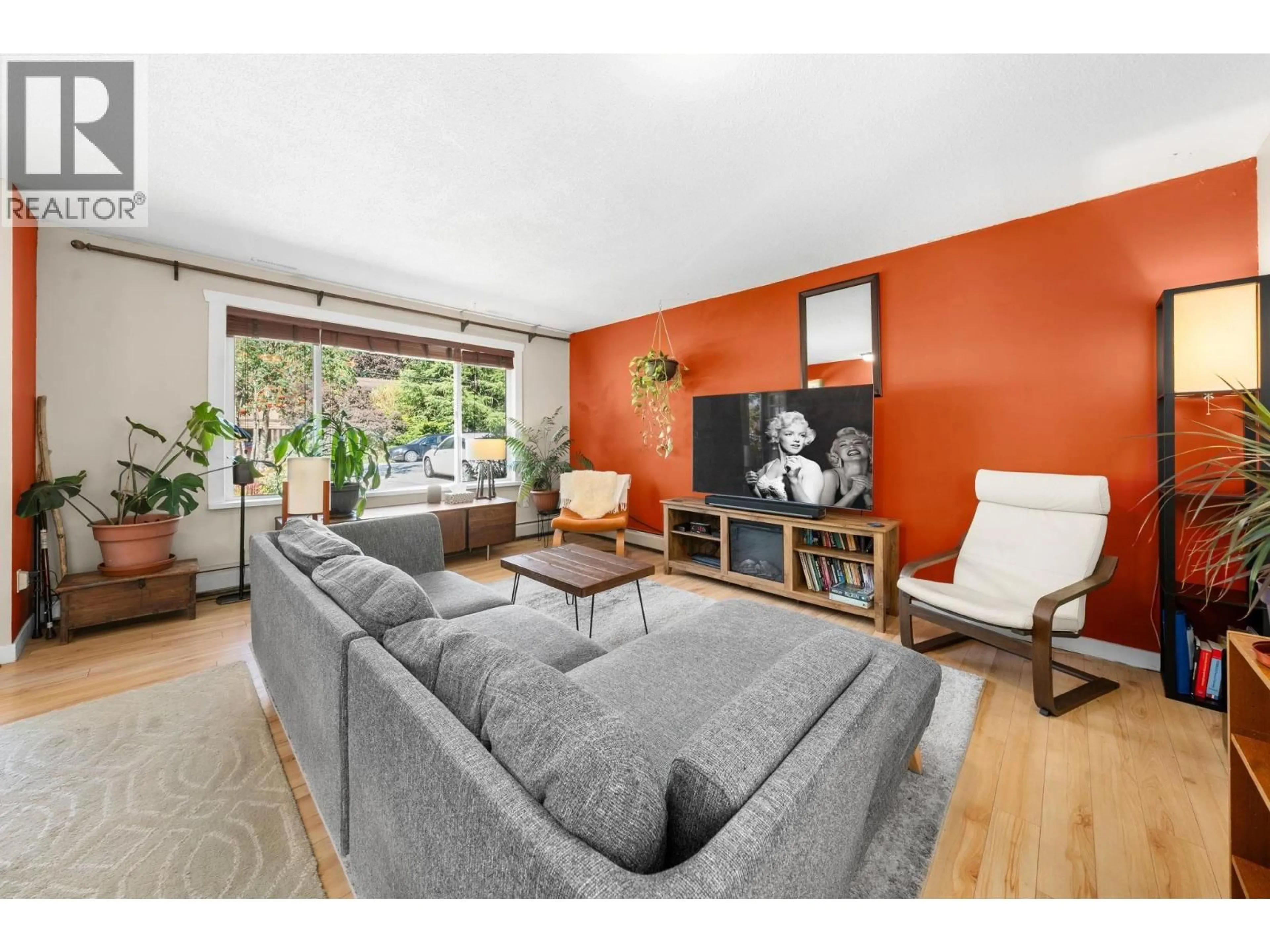 Living room with furniture, wood/laminate floor for 38248 HEMLOCK AVENUE, Squamish British Columbia V8B0X1