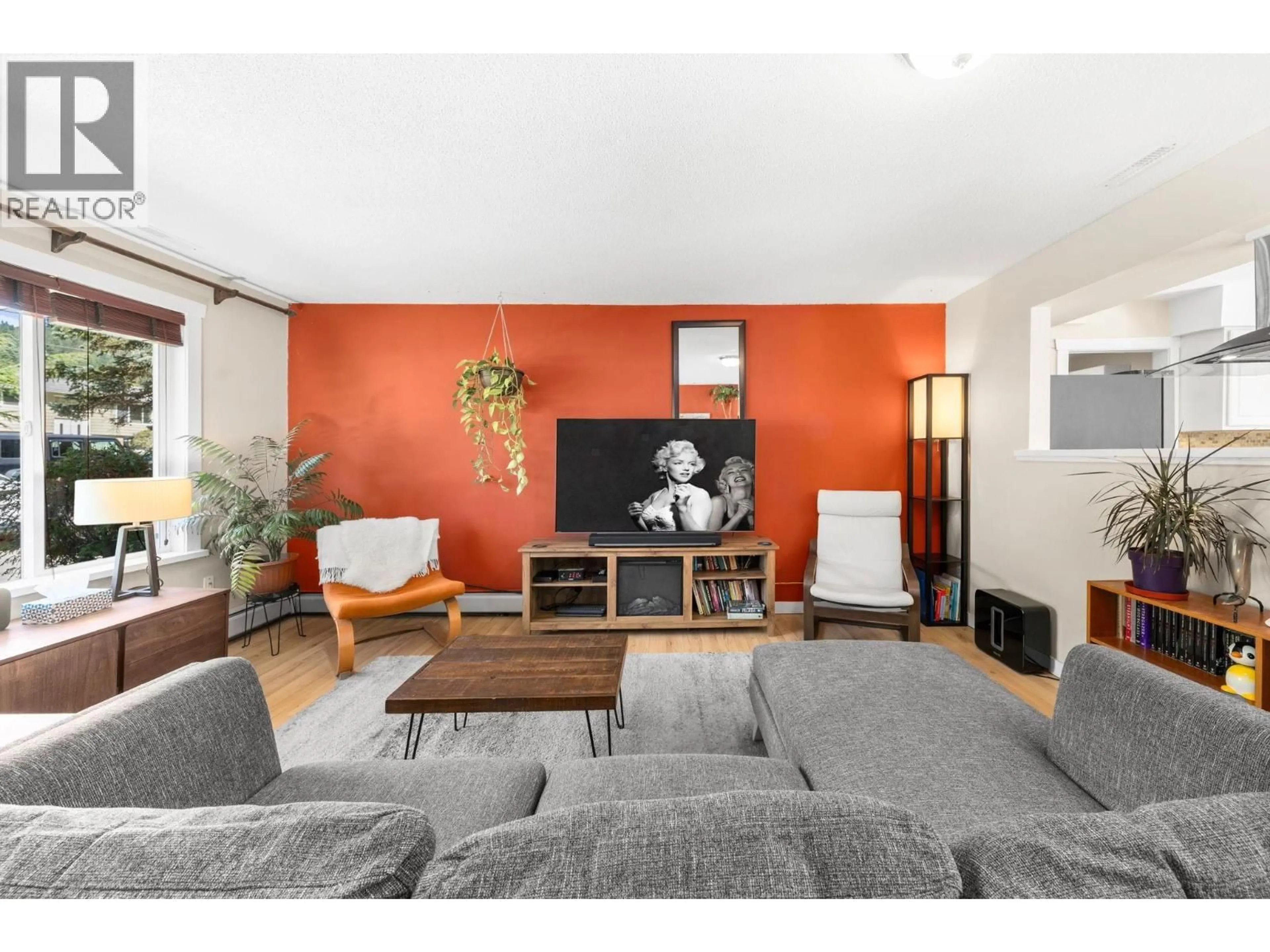 Living room with furniture, unknown for 38248 HEMLOCK AVENUE, Squamish British Columbia V8B0X1