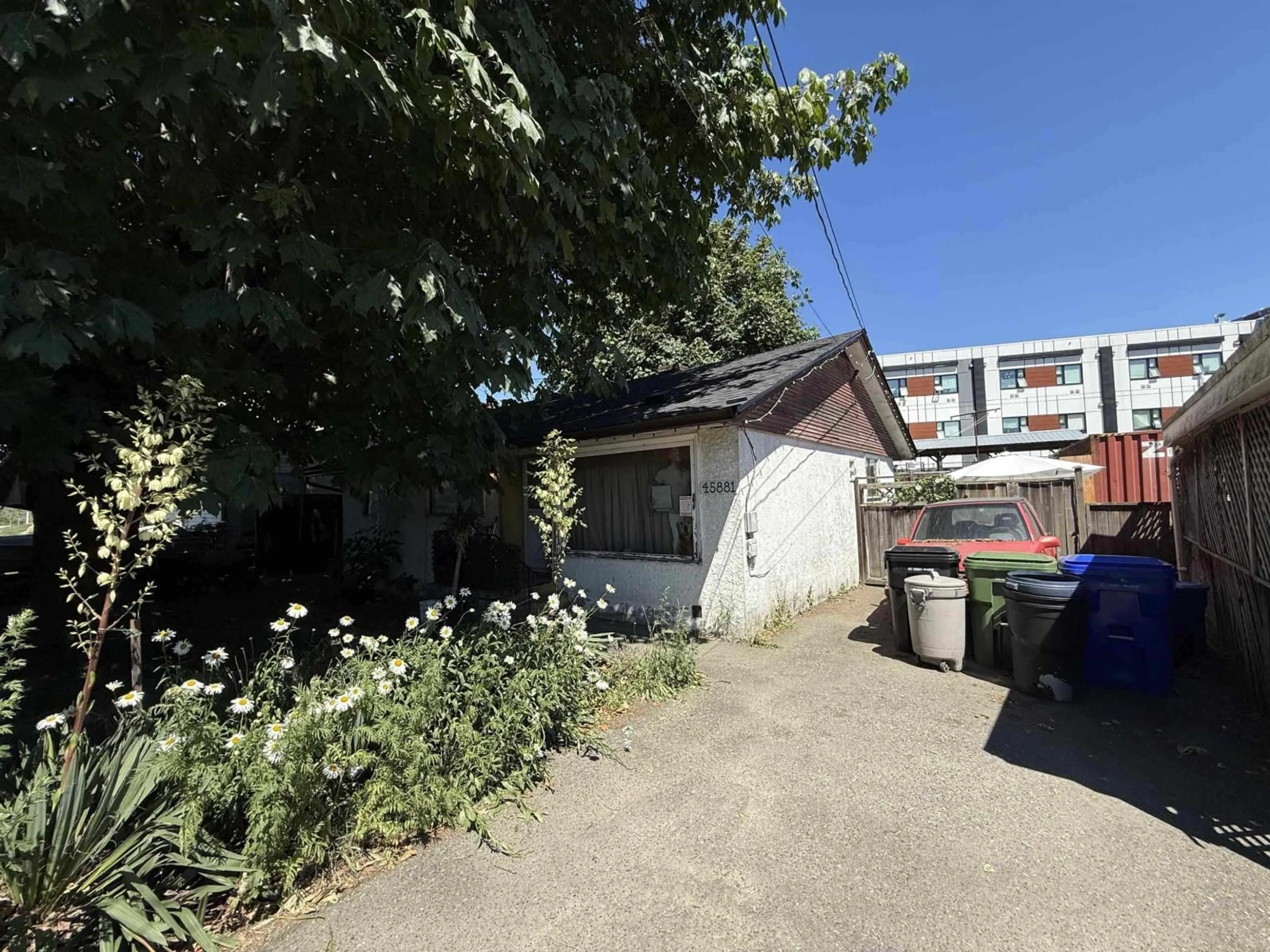 A pic from outside/outdoor area/front of a property/back of a property/a pic from drone, street for 45881 ROWAT AVENUE, Chilliwack British Columbia V2P1J2