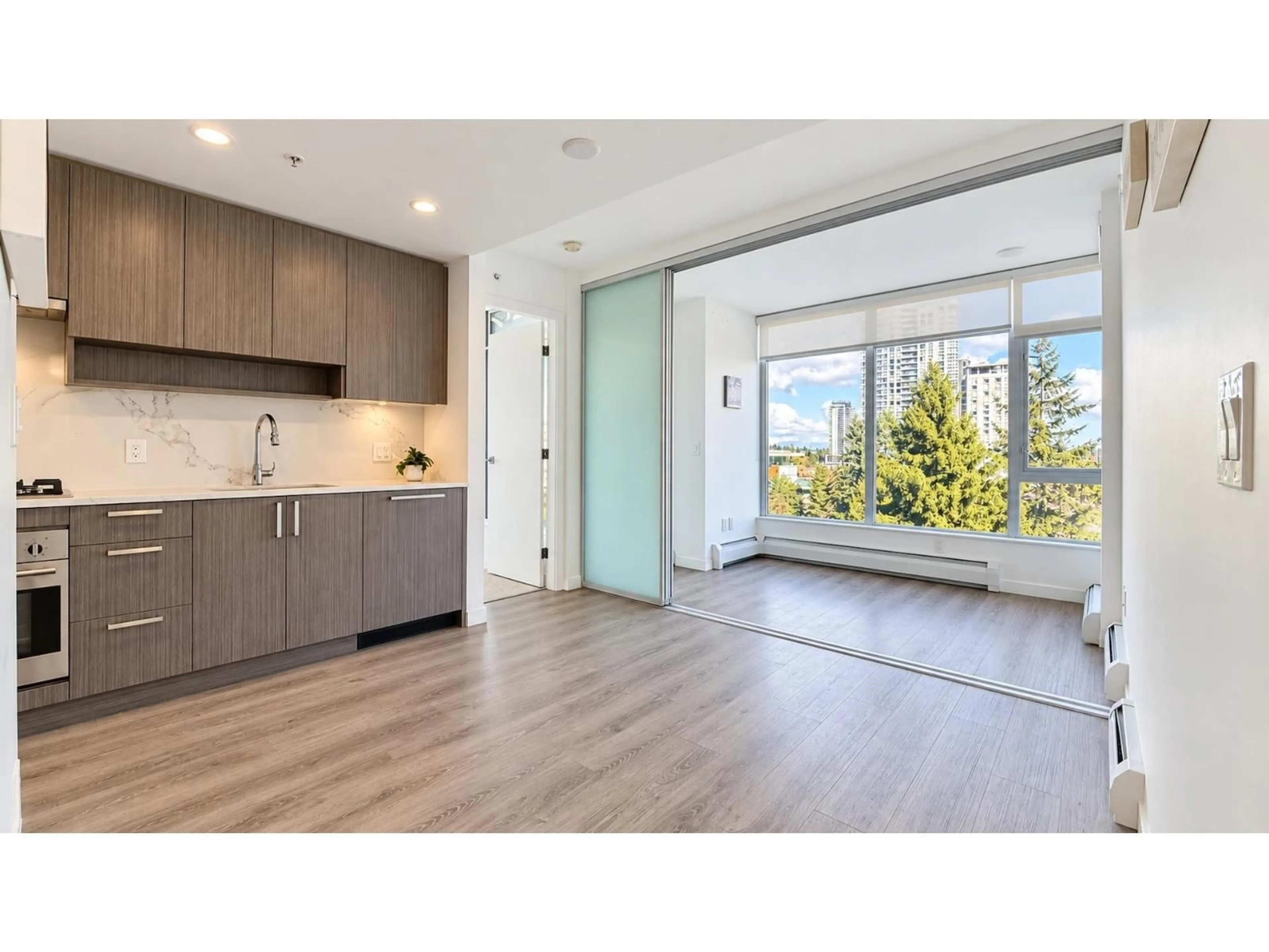Open concept kitchen, unknown for 605 - 13350 CENTRAL AVENUE, Surrey British Columbia V3T0S1