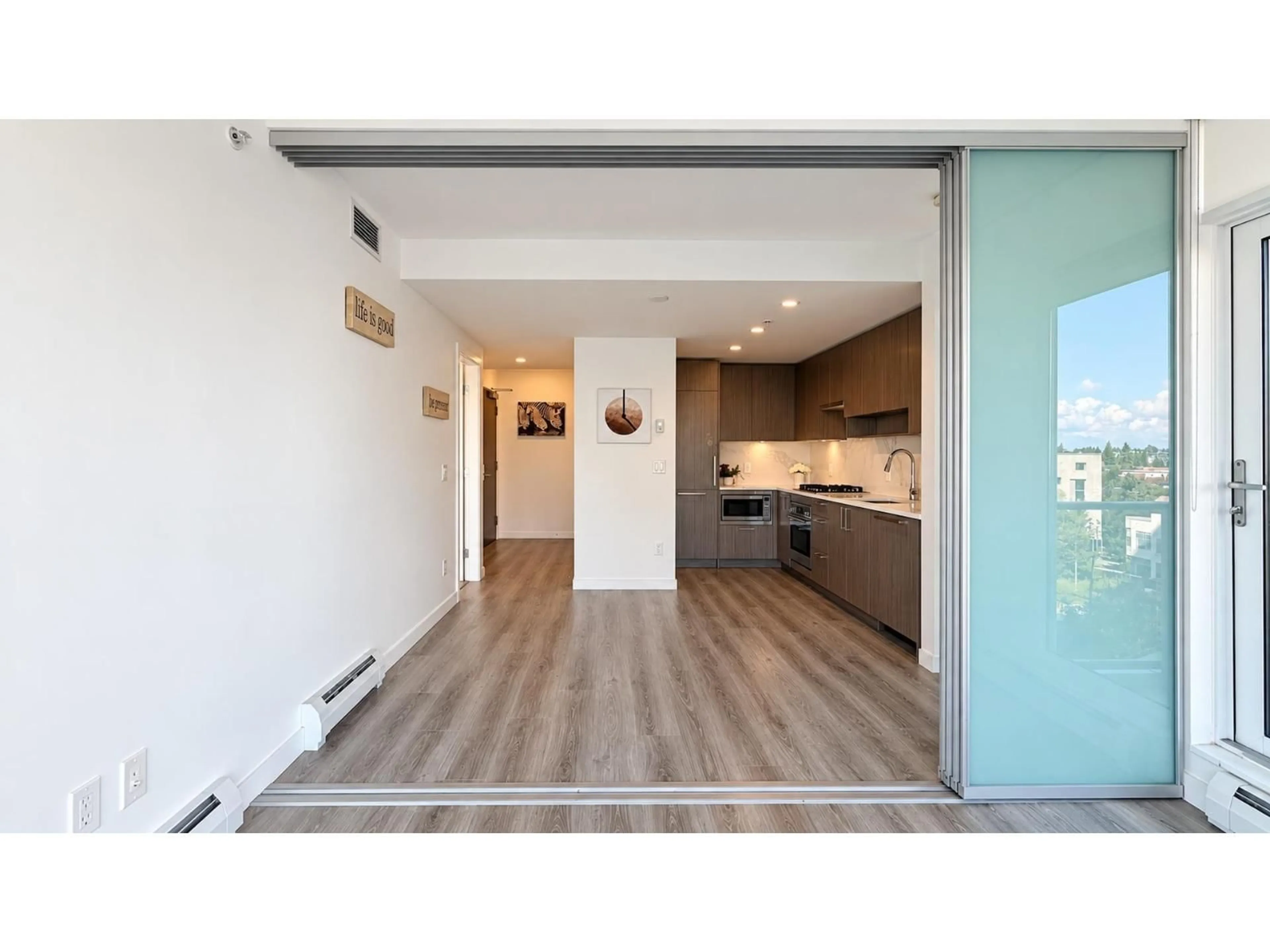 Indoor entryway for 605 - 13350 CENTRAL AVENUE, Surrey British Columbia V3T0S1