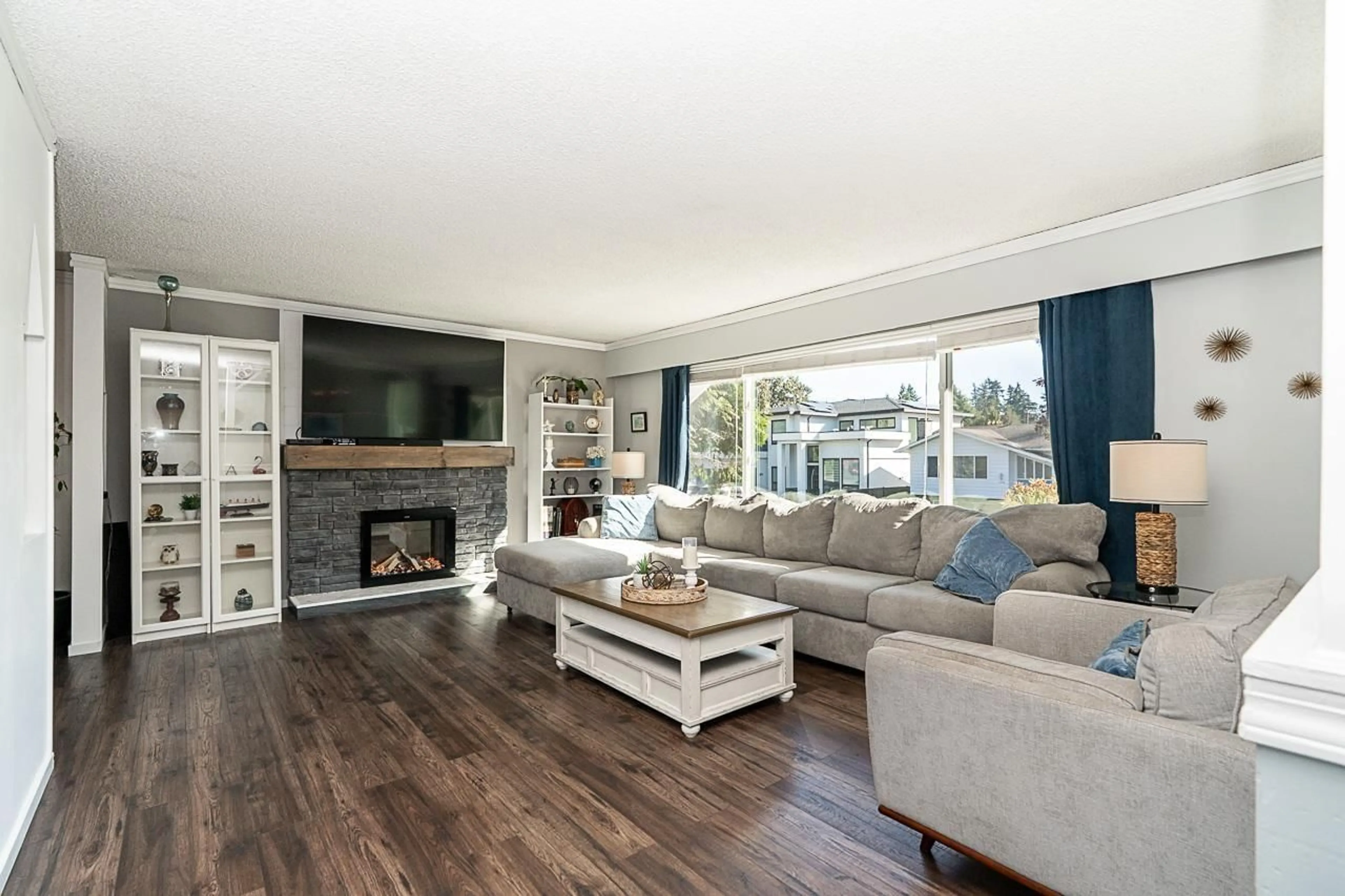 Living room with furniture, wood/laminate floor for 6931 ELK PLACE, Delta British Columbia V4E2B7