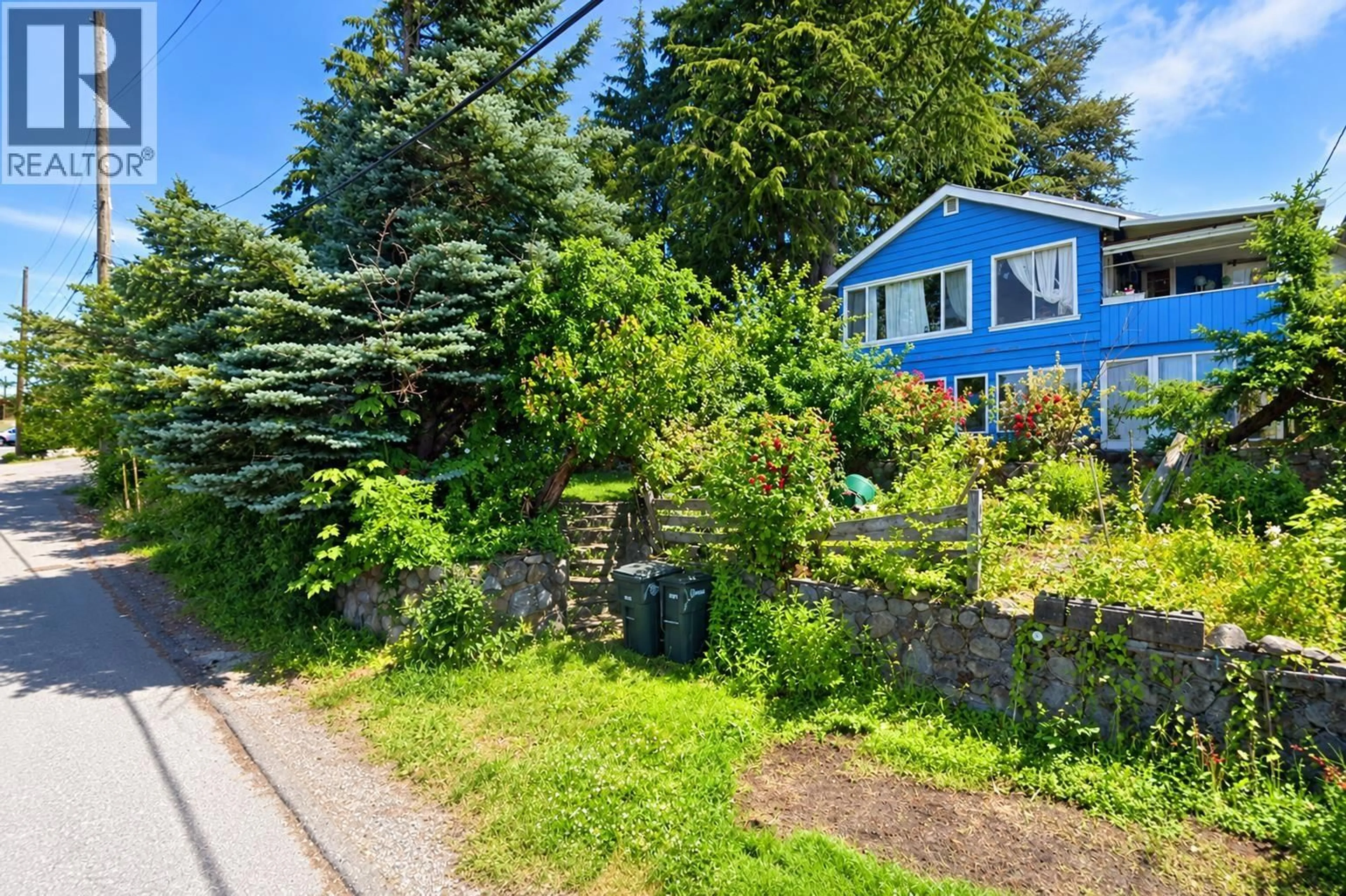 A pic from outside/outdoor area/front of a property/back of a property/a pic from drone, street for 4990 EMPIRE DRIVE, Burnaby British Columbia V5B1M6
