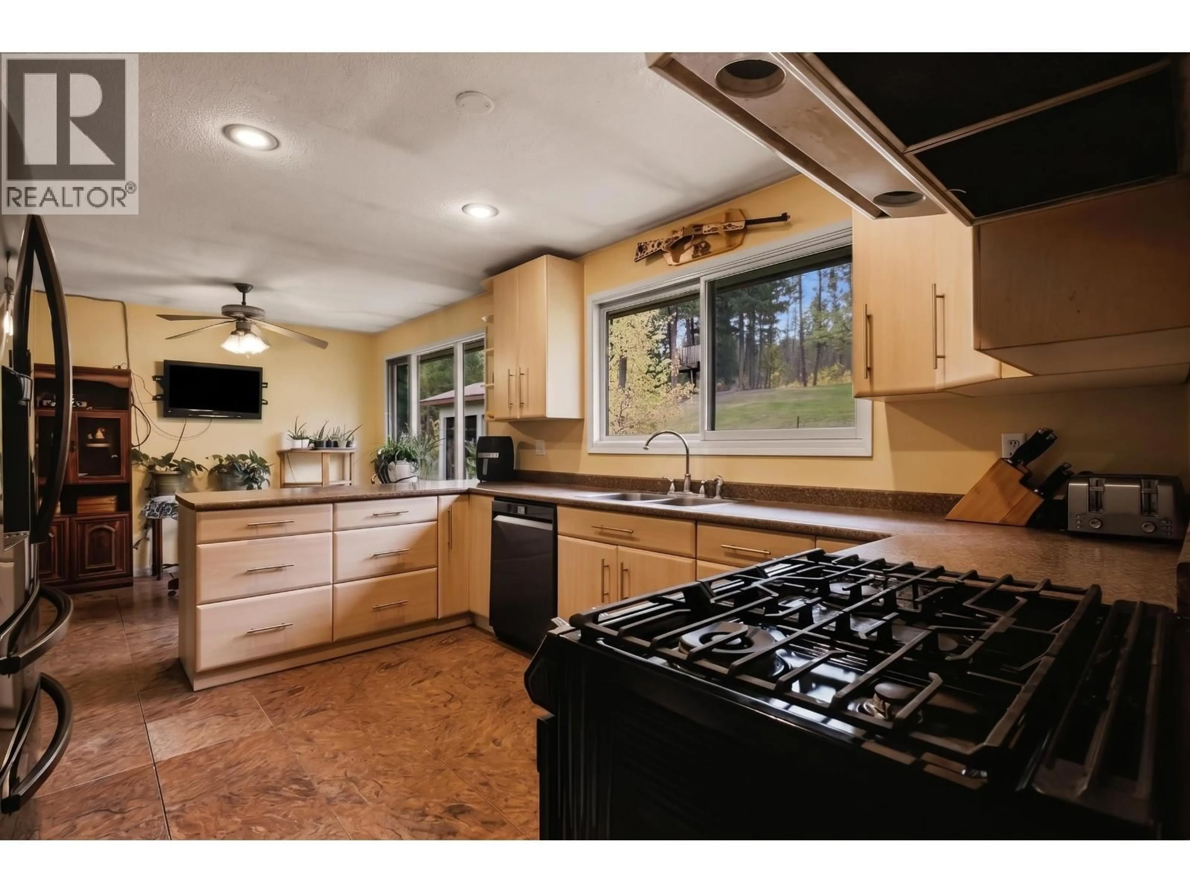 Standard kitchen, ceramic/tile floor for 759 WINGER ROAD, Williams Lake British Columbia V2G5J9