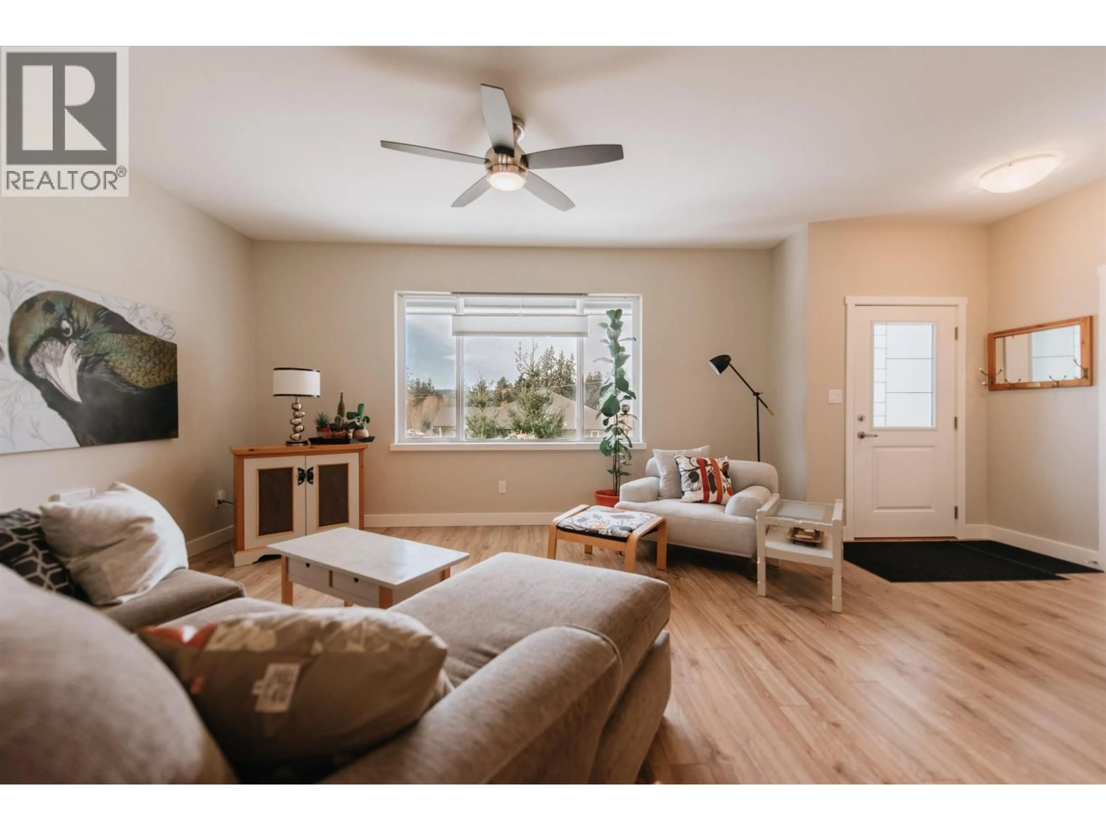 Living room with furniture, wood/laminate floor for 6222 SITKA ROAD, Sechelt British Columbia V7Z0L3