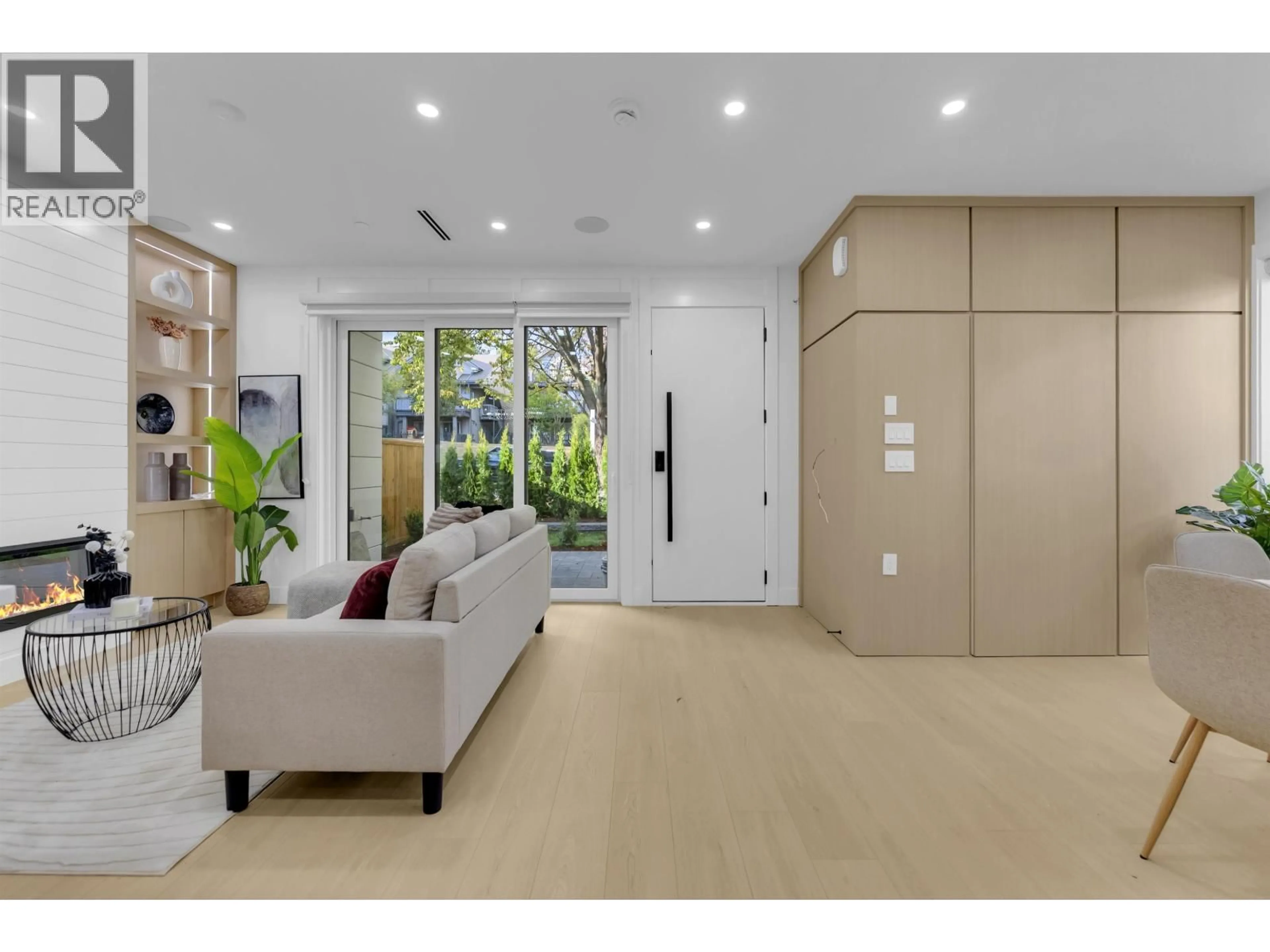 Indoor entryway for 1 - 2888 6TH AVENUE, Vancouver British Columbia V5M1R8