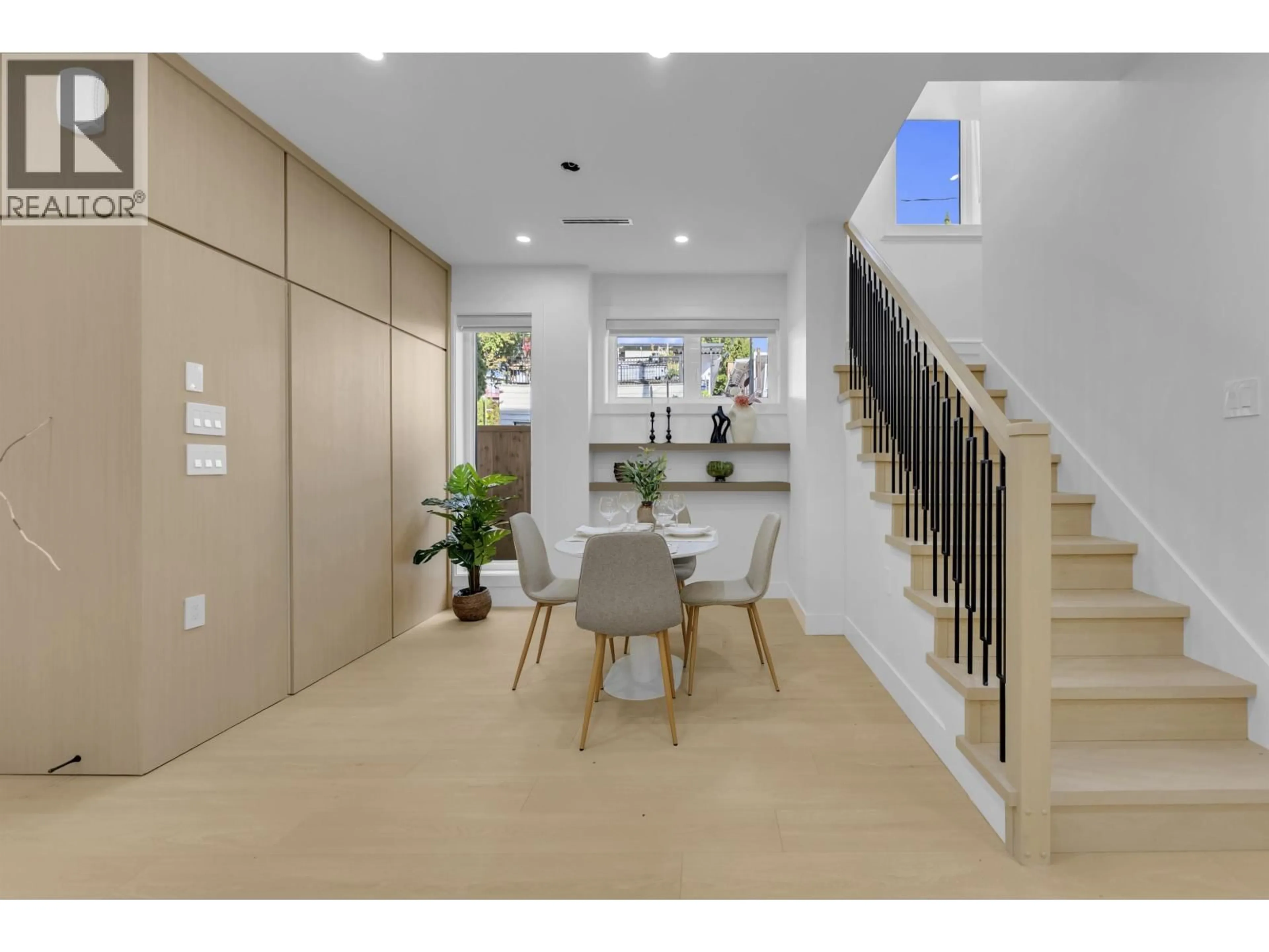 Indoor foyer for 1 - 2888 6TH AVENUE, Vancouver British Columbia V5M1R8