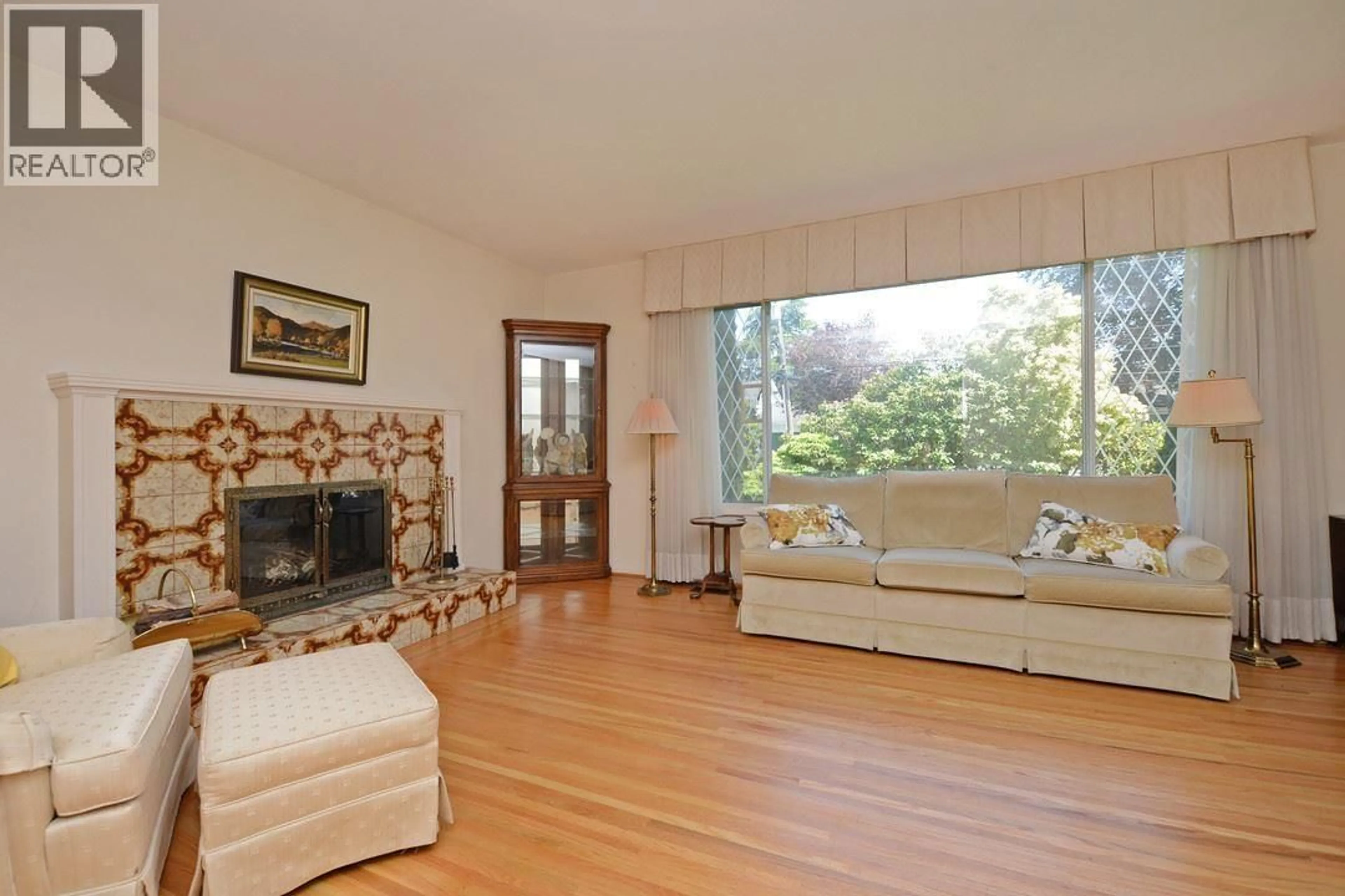 Living room with furniture, wood/laminate floor for 1223 52 STREET, Delta British Columbia V4M2Z1