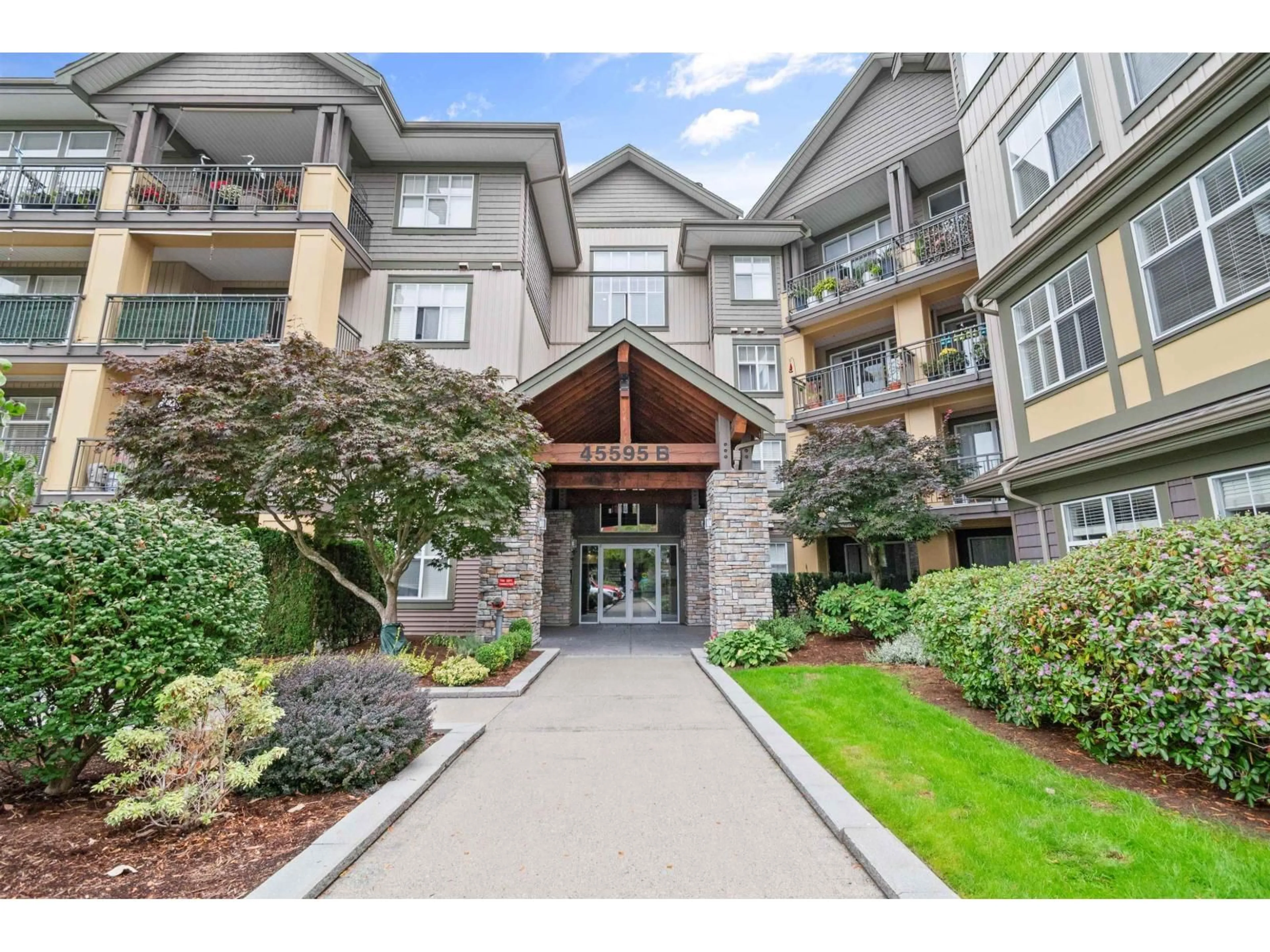 Indoor foyer for 211B - 45595 TAMIHI WAY, Chilliwack British Columbia V2R0G3