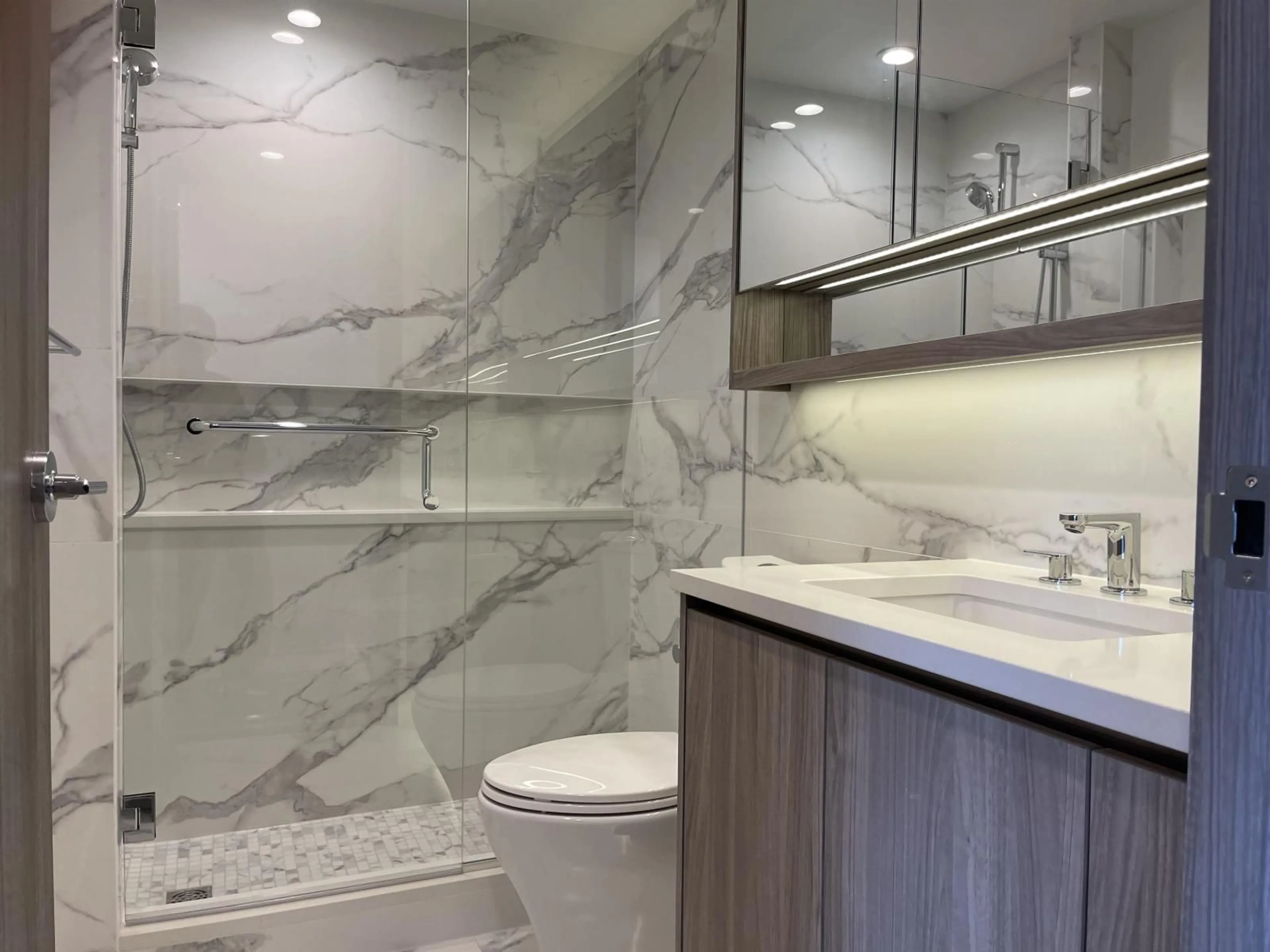 Contemporary bathroom, ceramic/tile floor for 407 - 13768 100 AVENUE, Surrey British Columbia V3T0V2
